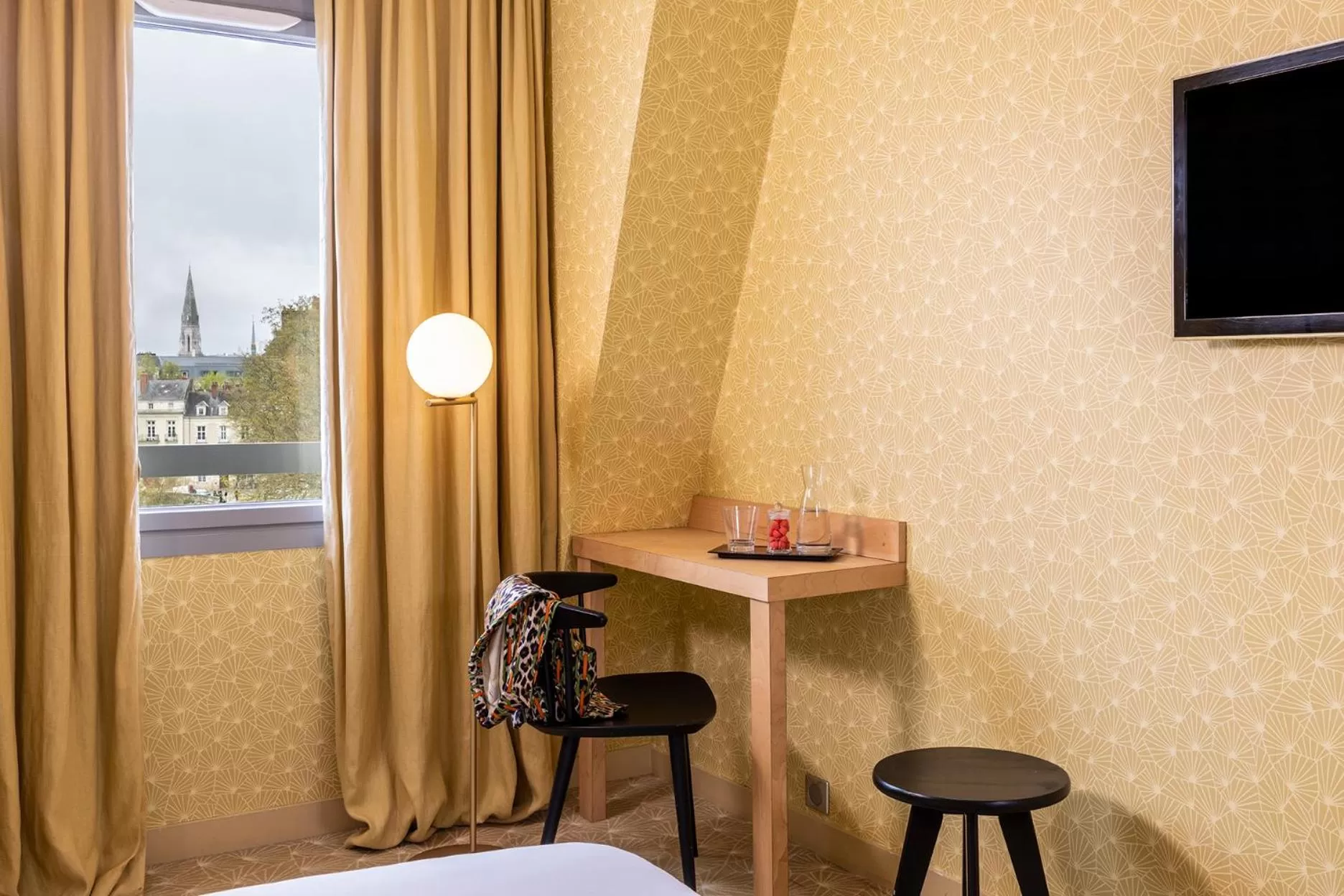 Bedroom, Bed in LHotel - face au château - boutique hôtel et séminaires