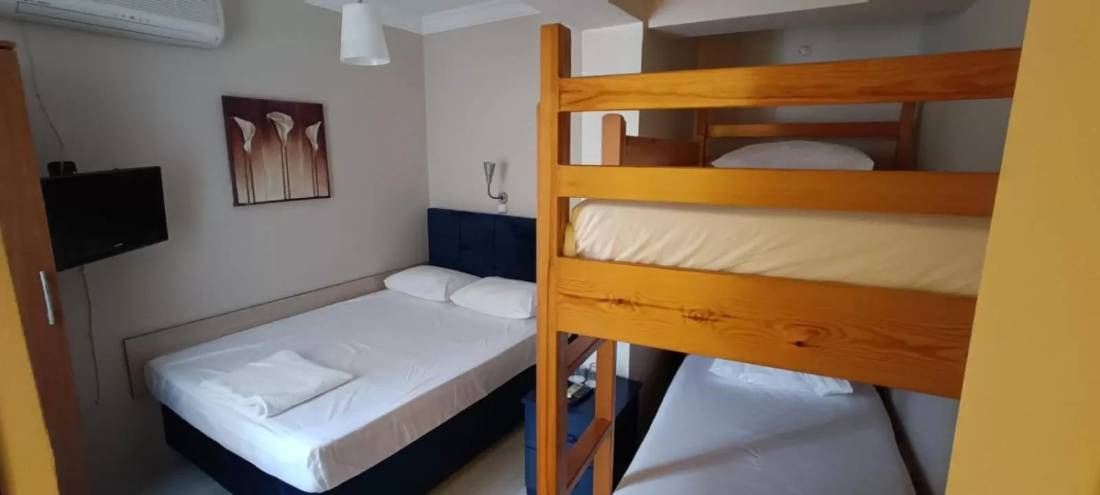 TV and multimedia, Bed in Hotel Crowded House