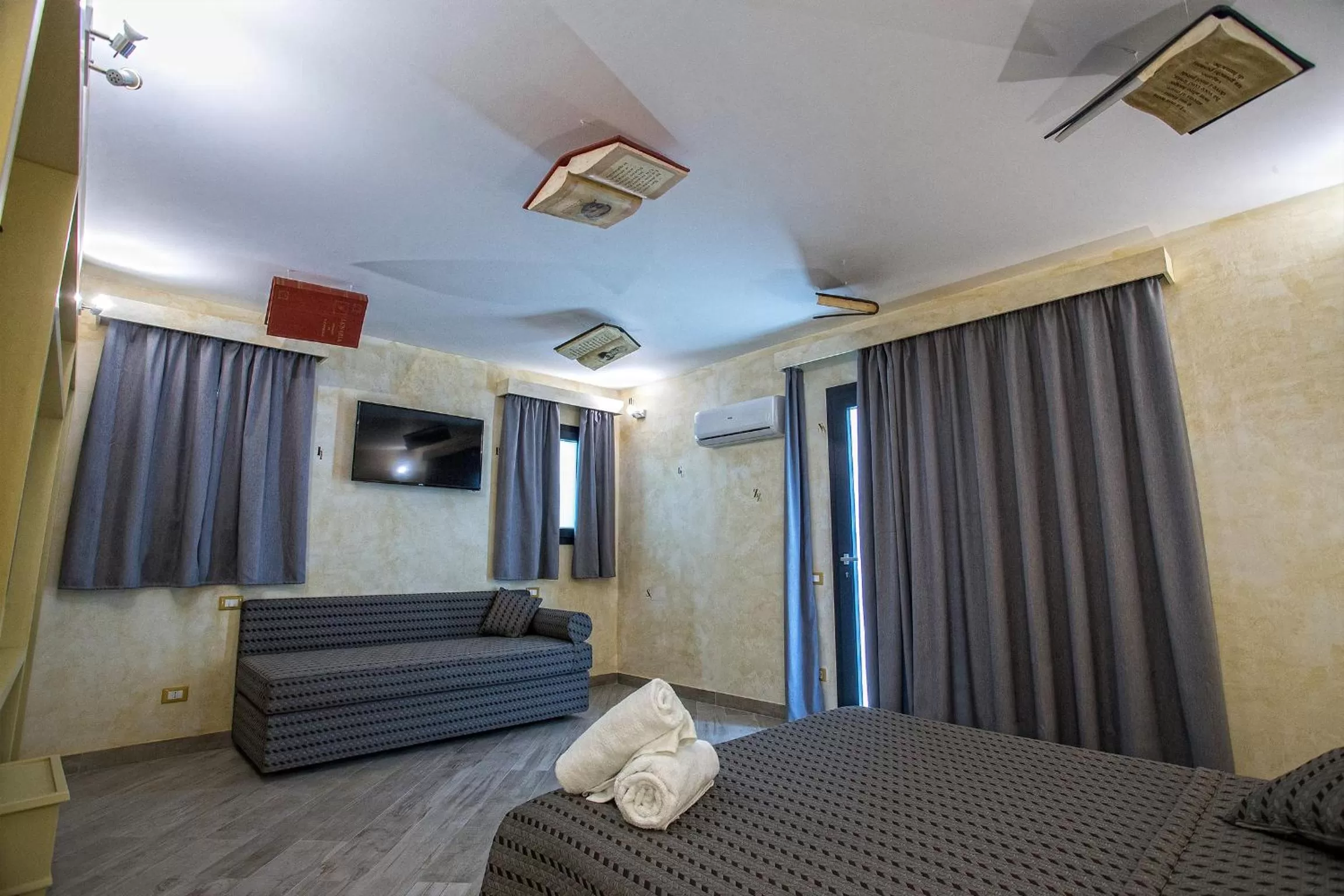 Photo of the whole room, Bed in Tra Le Braccia di Morfeo