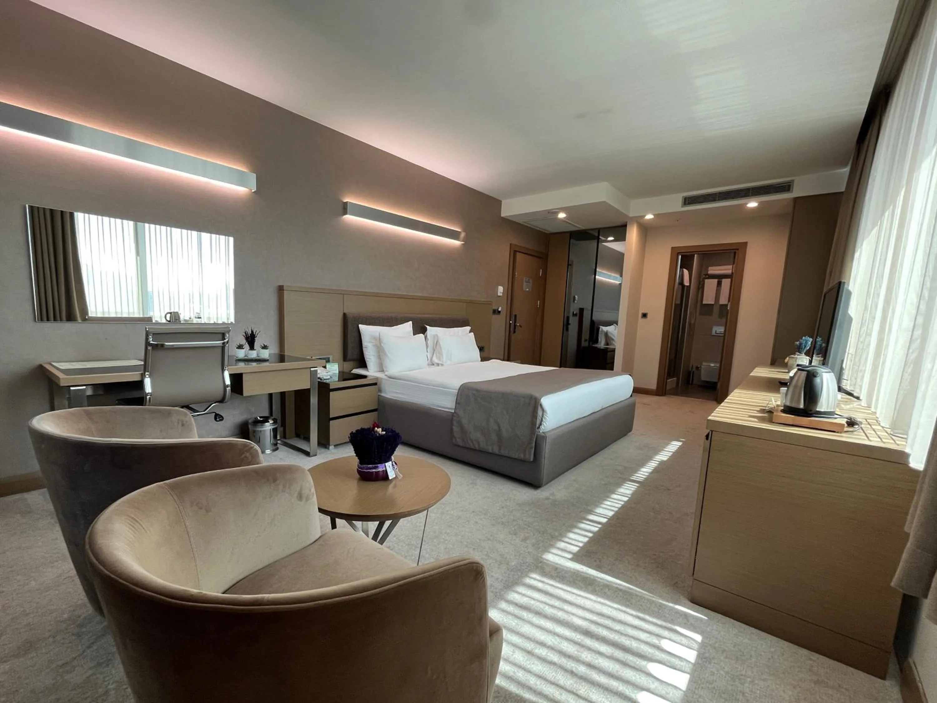 Photo of the whole room, Bed in La Quinta by Wyndham Istanbul Gunesli