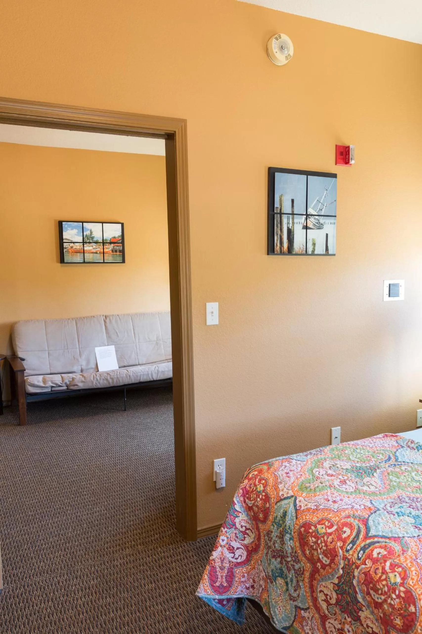 Photo of the whole room in Hotel Cathlamet