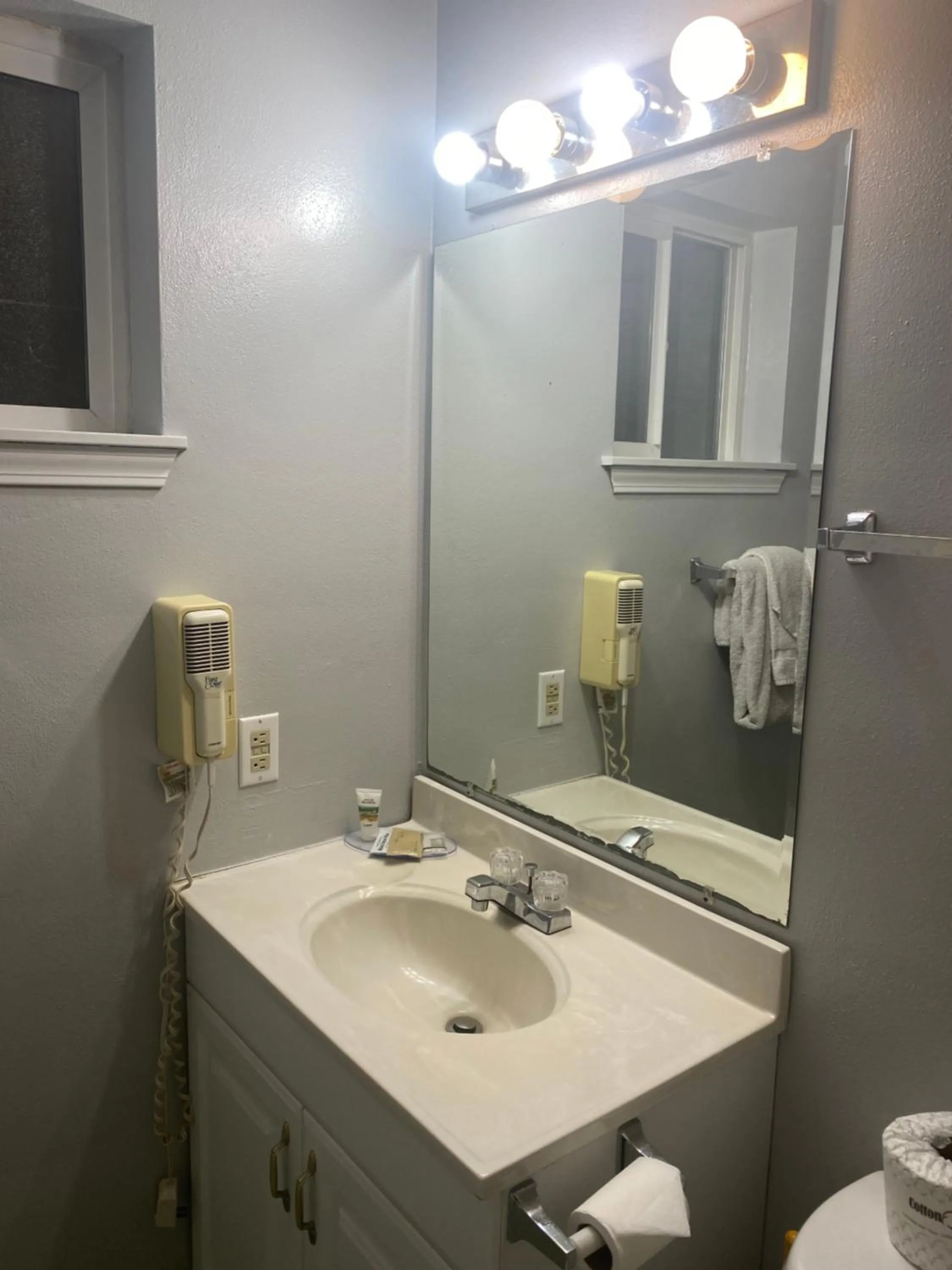 Toilet in Ocean Shores Inn & Suites