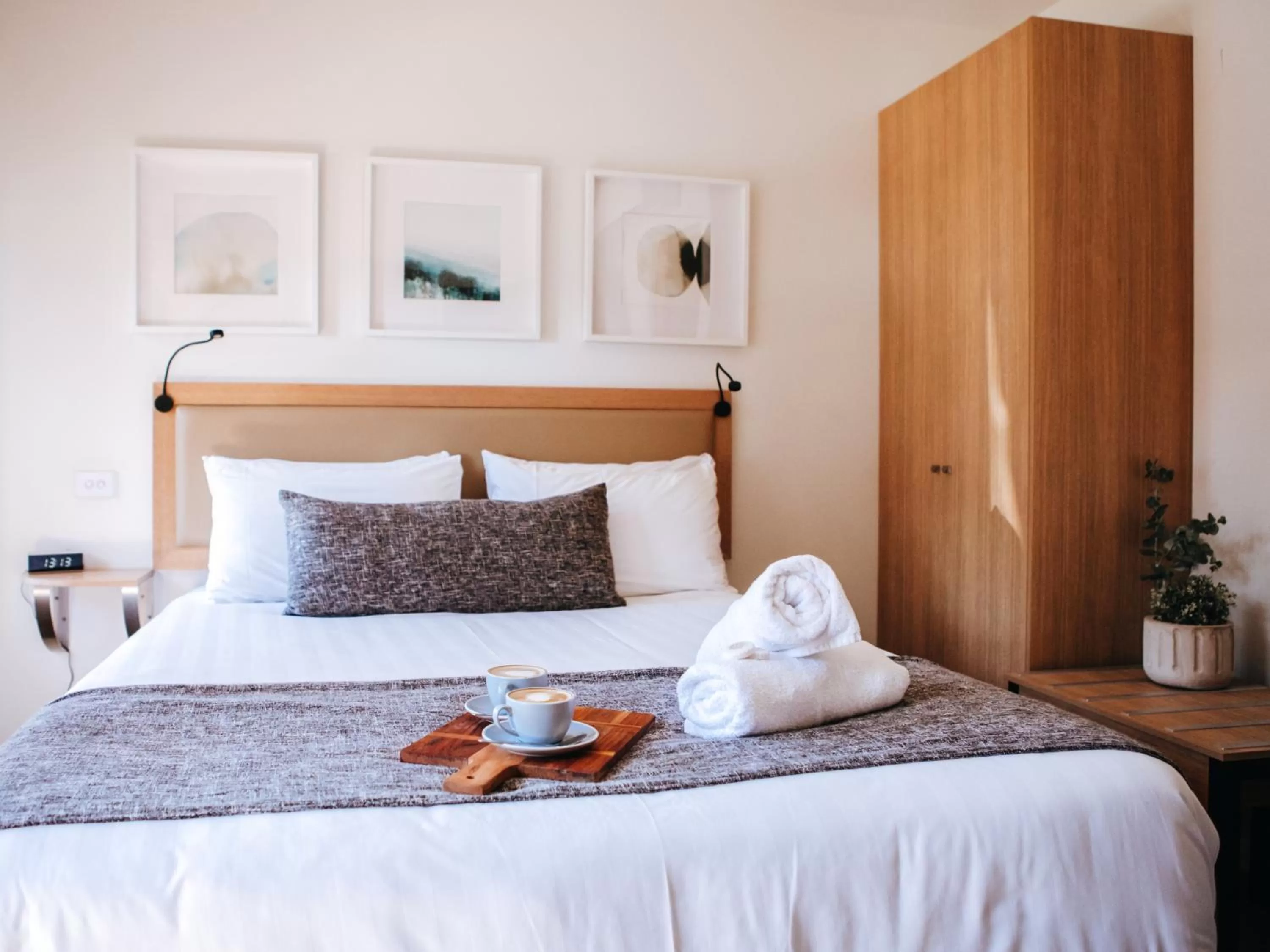 Bedroom, Bed in Astor Inn