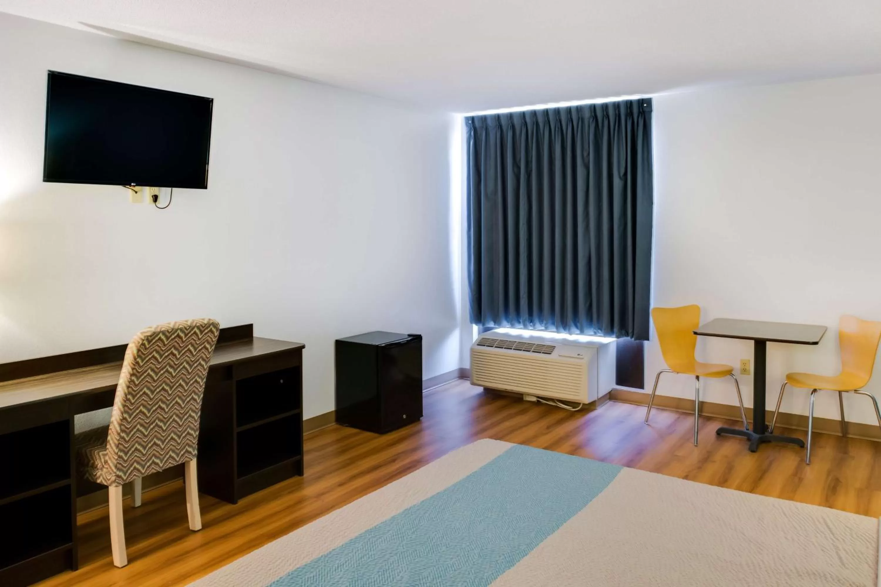 Photo of the whole room, Bed in Motel 6-Richmond, IN