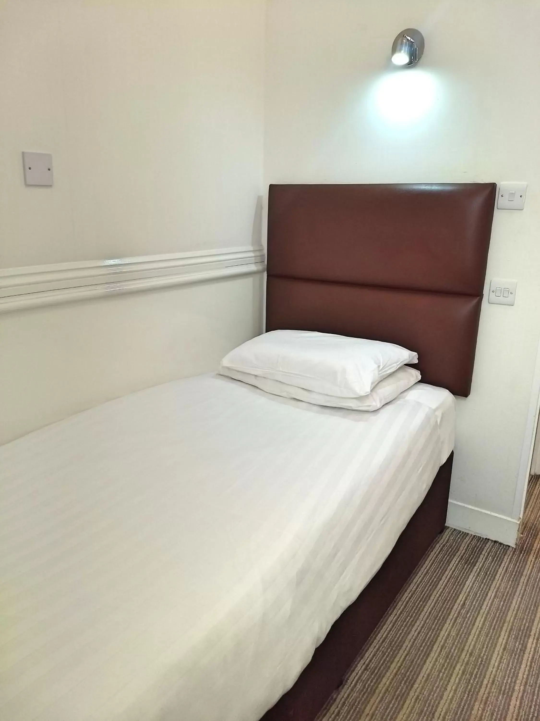 Single Room with Private External Bathroom in Garden Court Hotel Single Room with Private External Bathroom in Garden Court Hotel