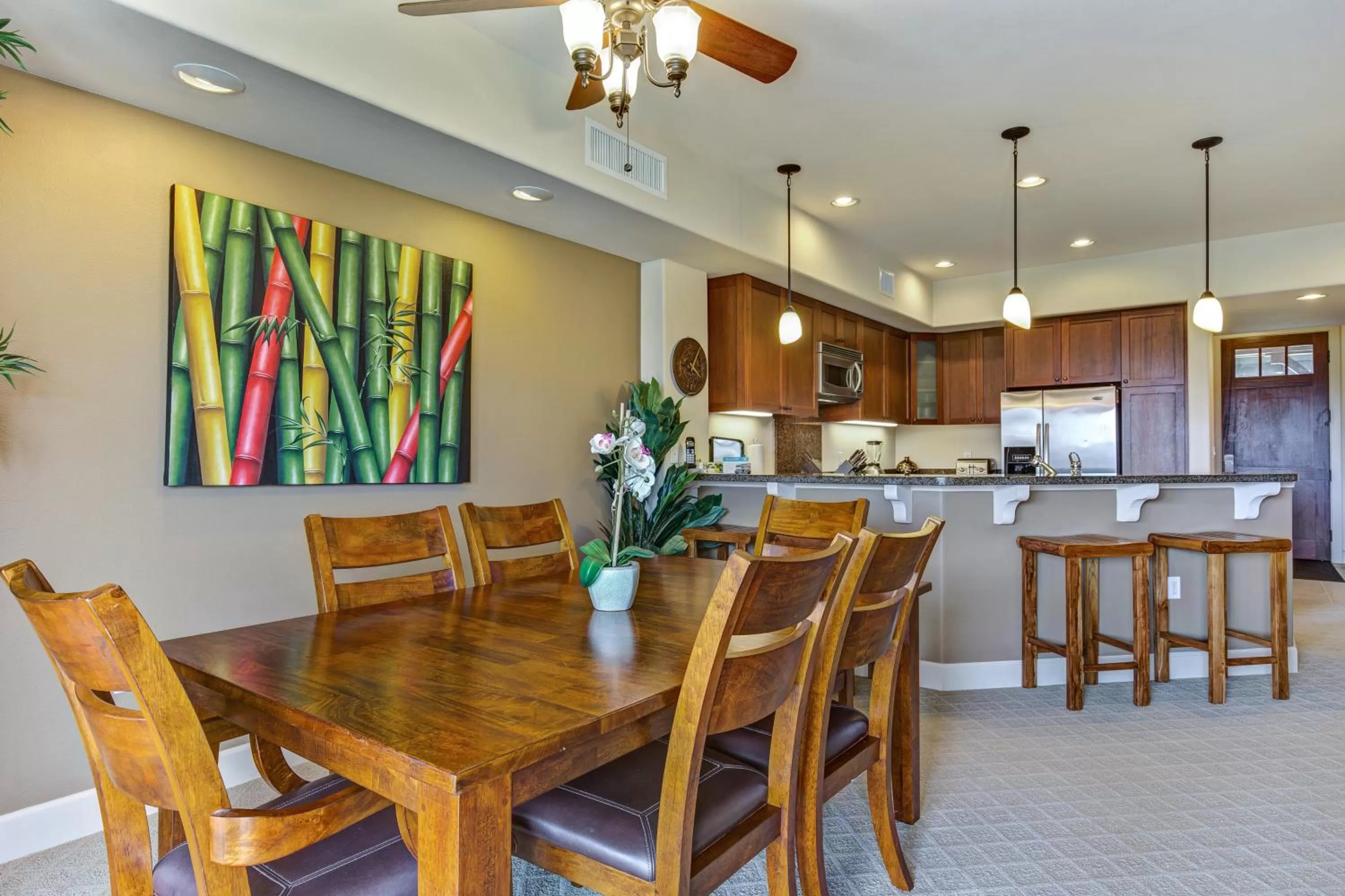 Dining area in Castle Hali'i Kai at Waikoloa