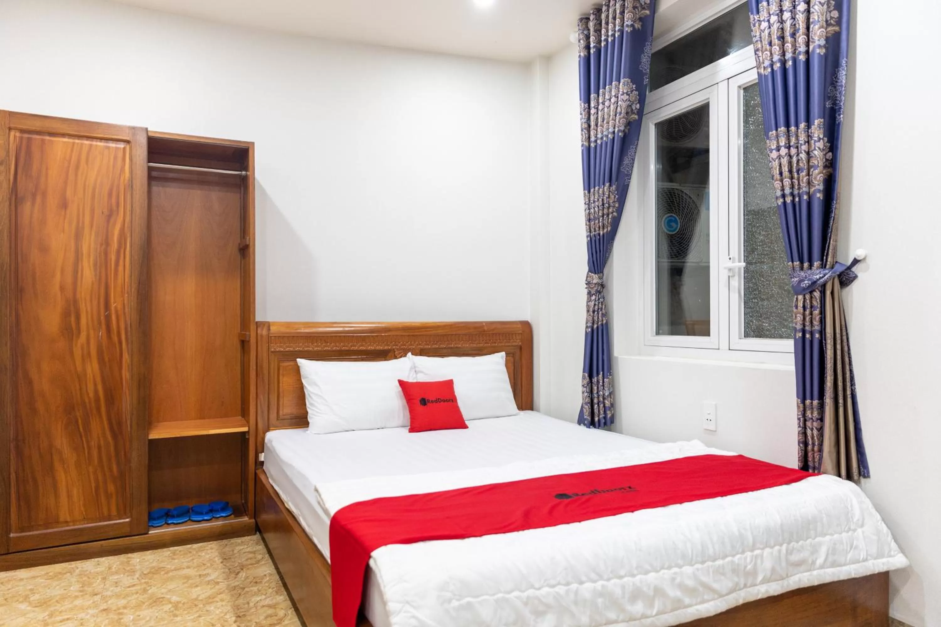 Queen Room with Balcony in RedDoorz Rita Hoang Van Thu Hotel