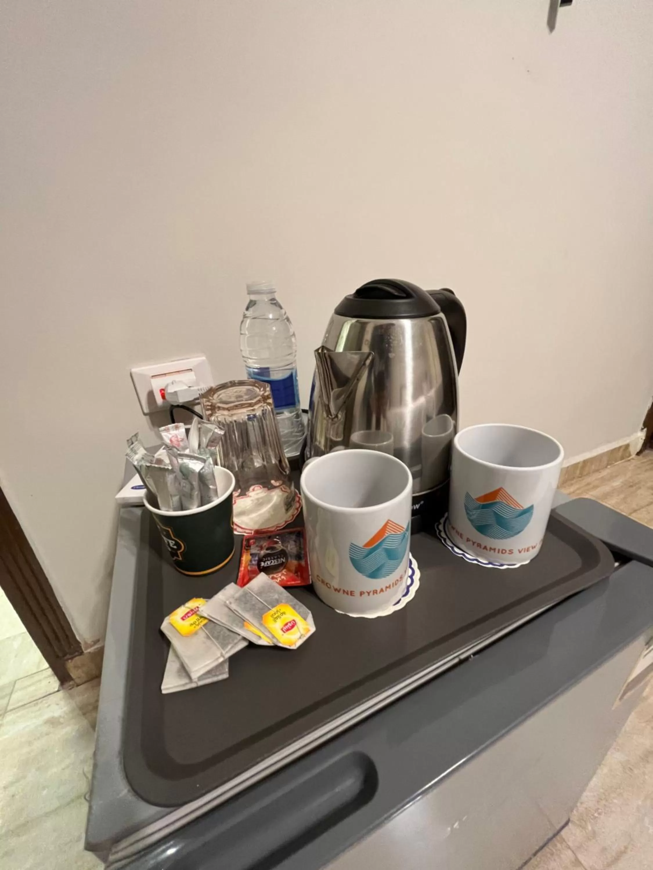 Coffee/tea facilities in Crowne Pyramids view inn