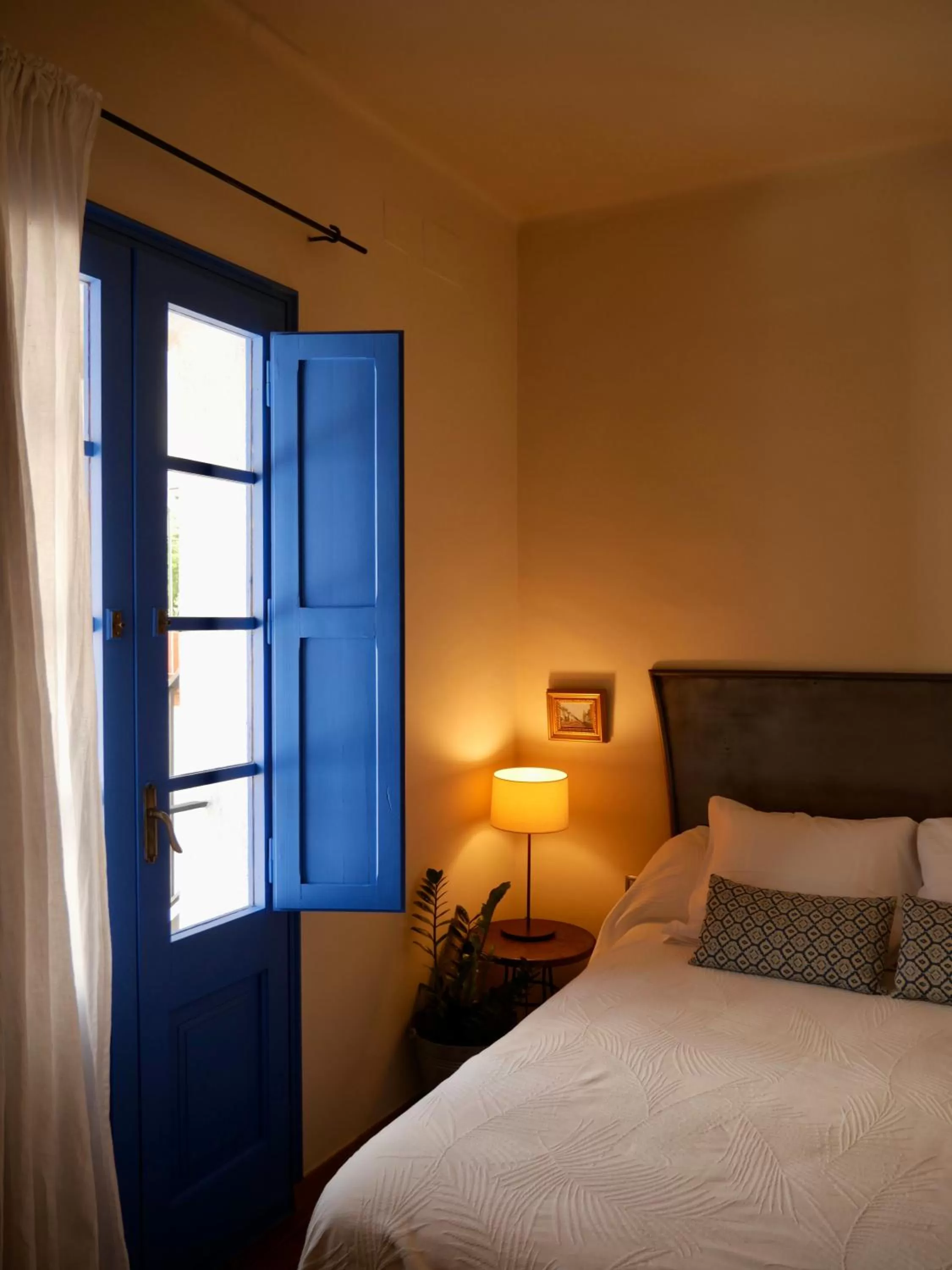 Bed in Hostal de la Plaça - Hotel Boutique