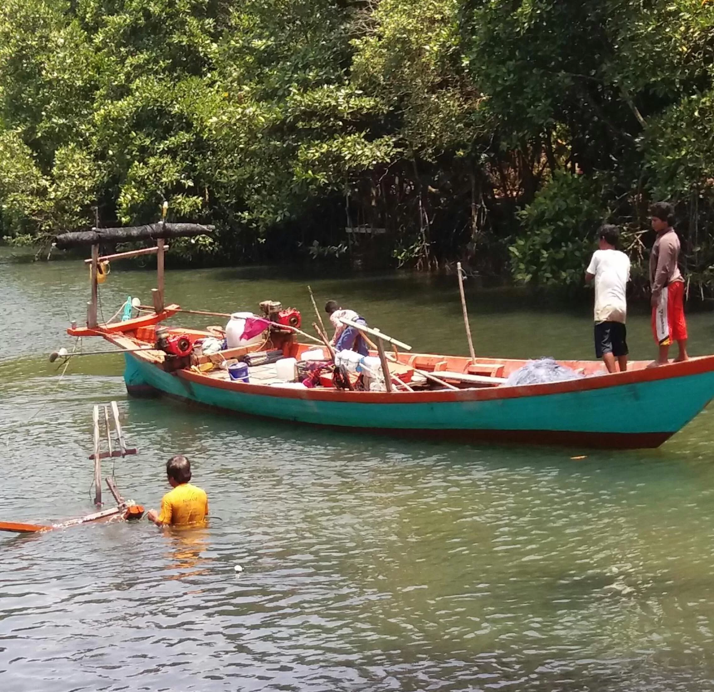 Neighbourhood, Canoeing in Spayhiti