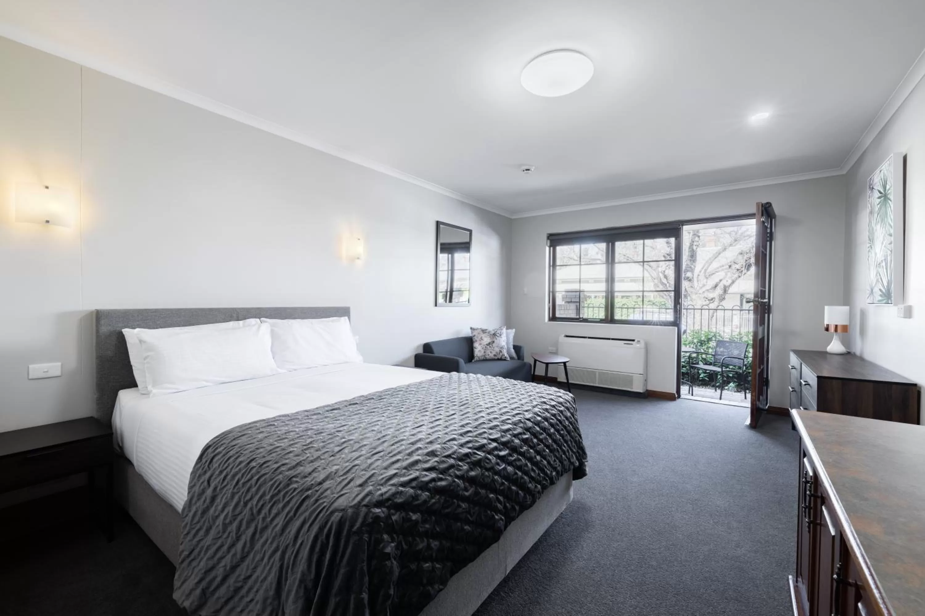 Photo of the whole room, Bed in Adelaide Inn