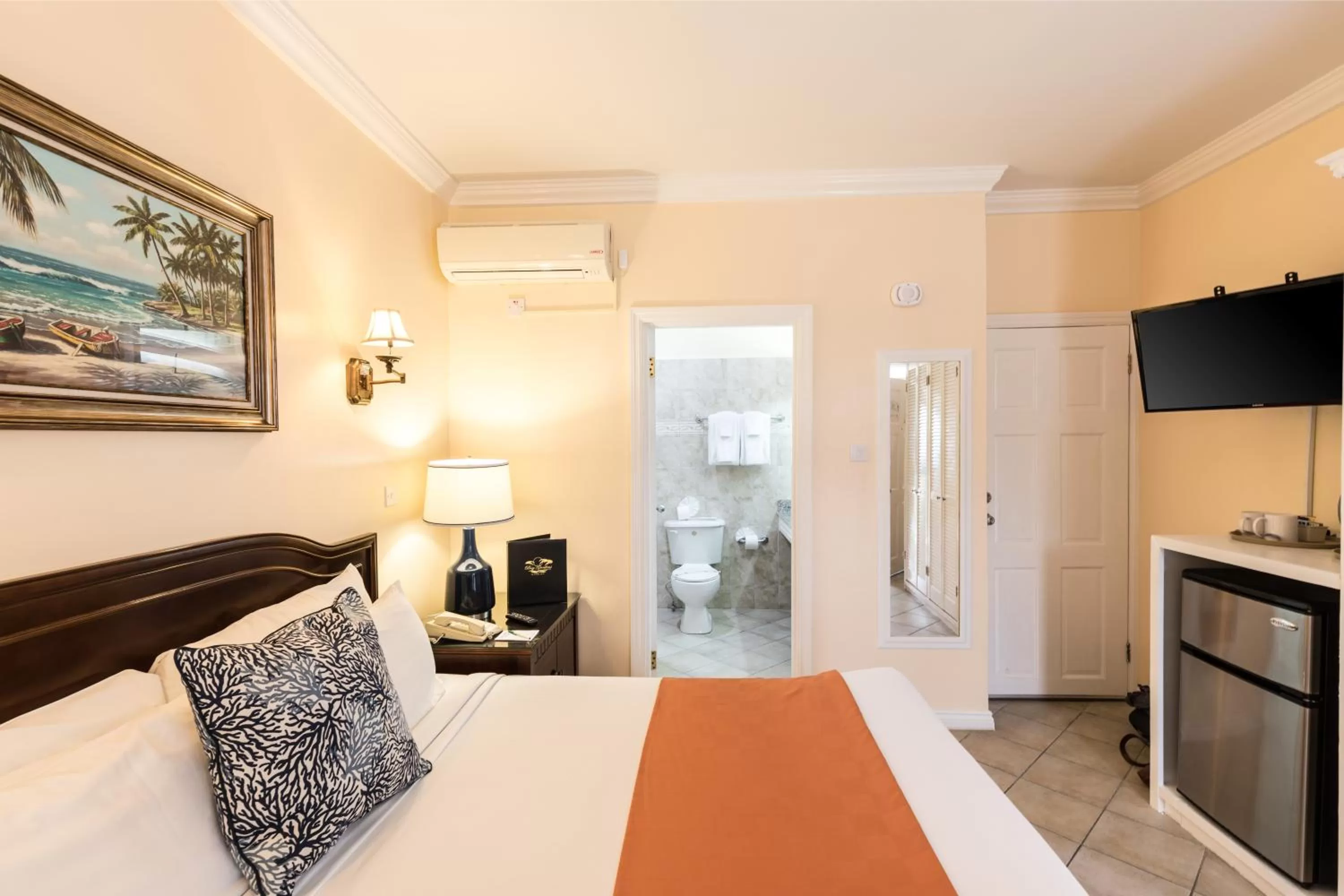 Photo of the whole room, Bed in Bay Gardens Hotel