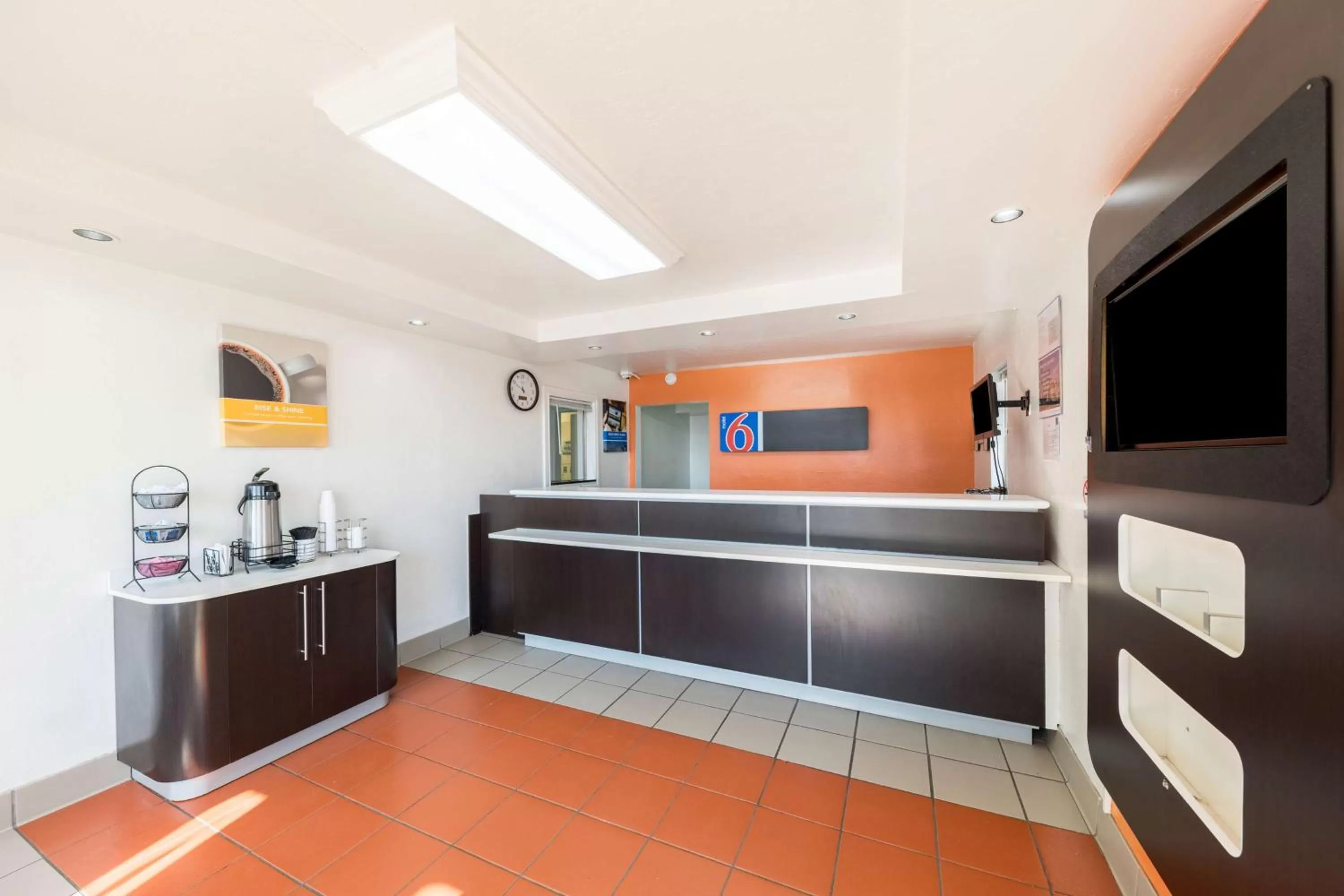 Communal lounge/ TV room, Kitchen/Kitchenette in Motel 6-Oklahoma City, OK - Bricktown