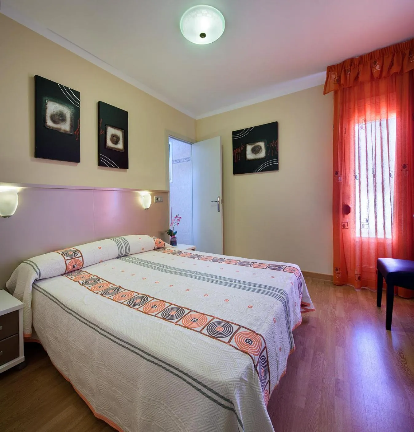 Photo of the whole room, Bed in Hostal Barcelona