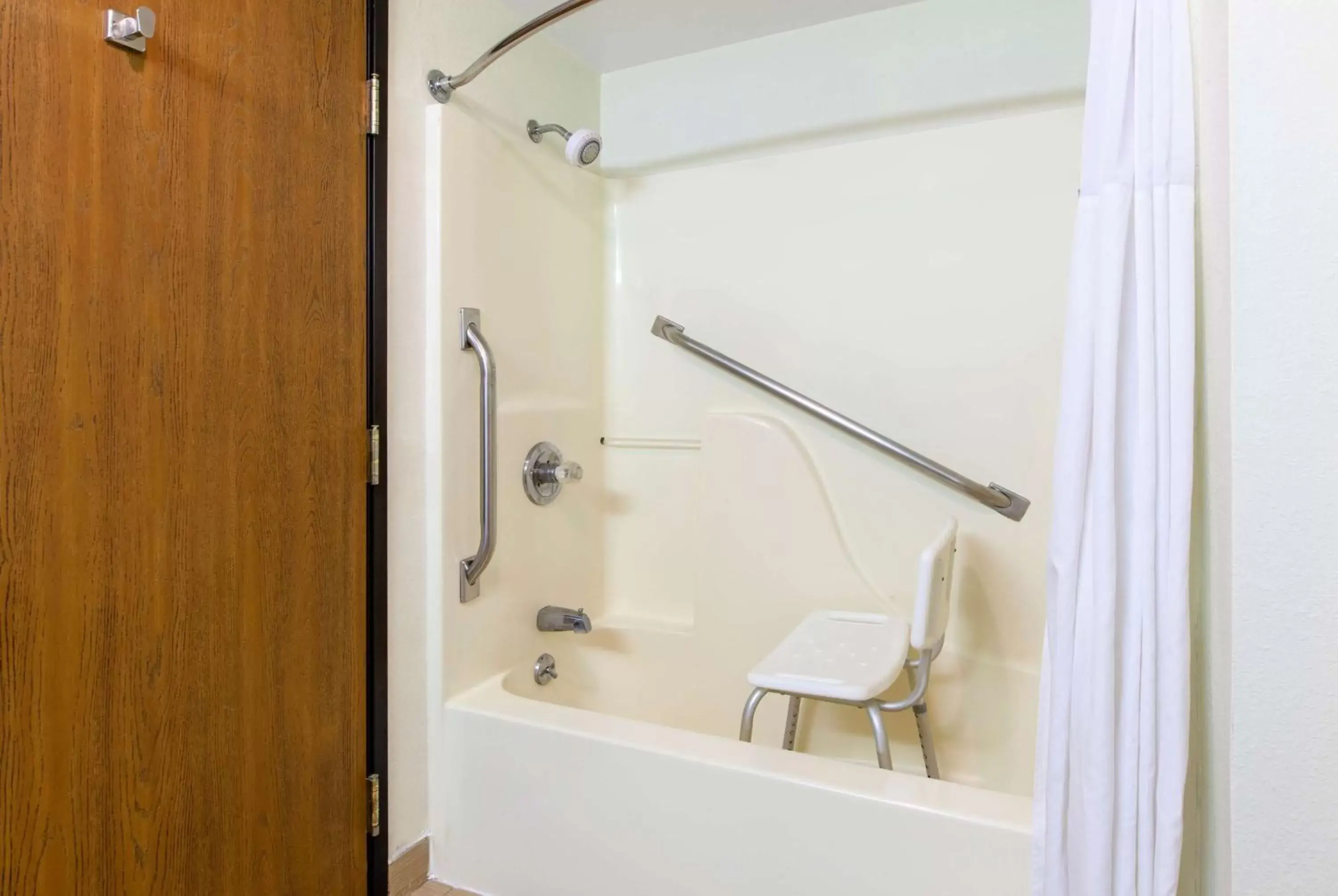 King Room with Mobility Access and Bathtub with Grab Bars, Non-Smoking in Days Inn by Wyndham Petoskey King Room with Mobility Access and Bathtub with Grab Bars, Non-Smoking in Days Inn by Wyndham Petoskey