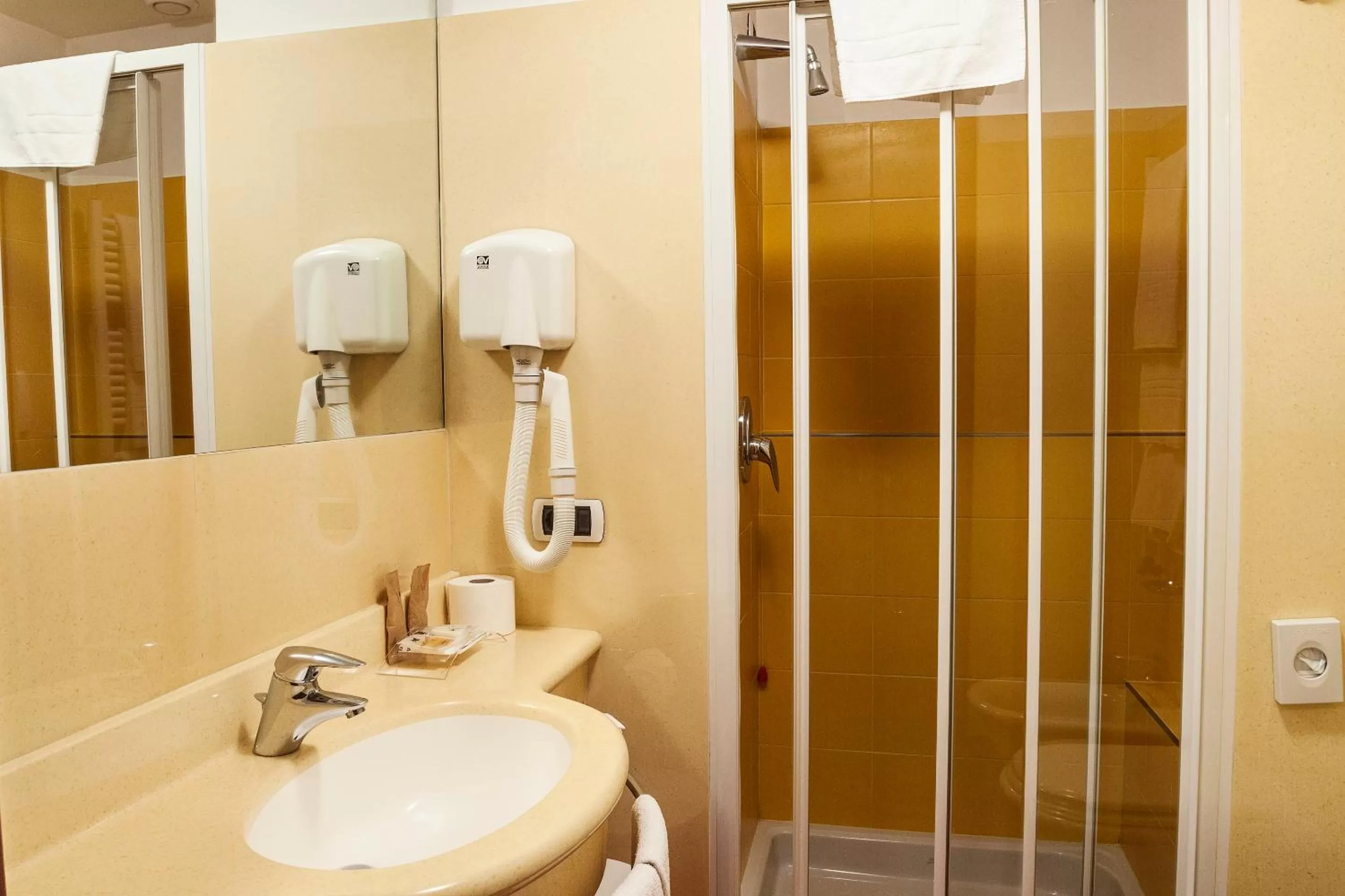 Bathroom in Hotel Des Etrangers