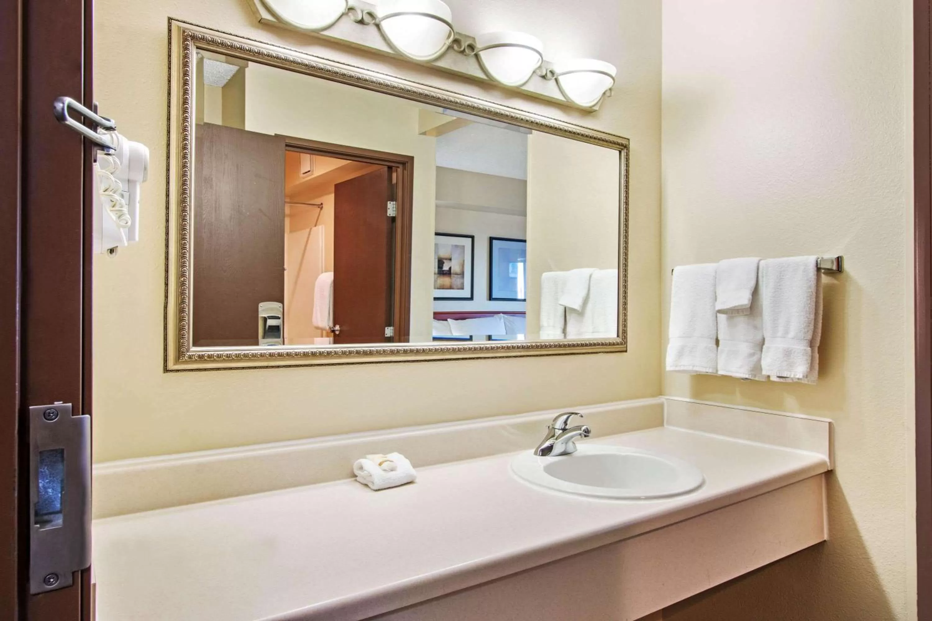 Bathroom in La Quinta by Wyndham Albuquerque Journal Ctr NW