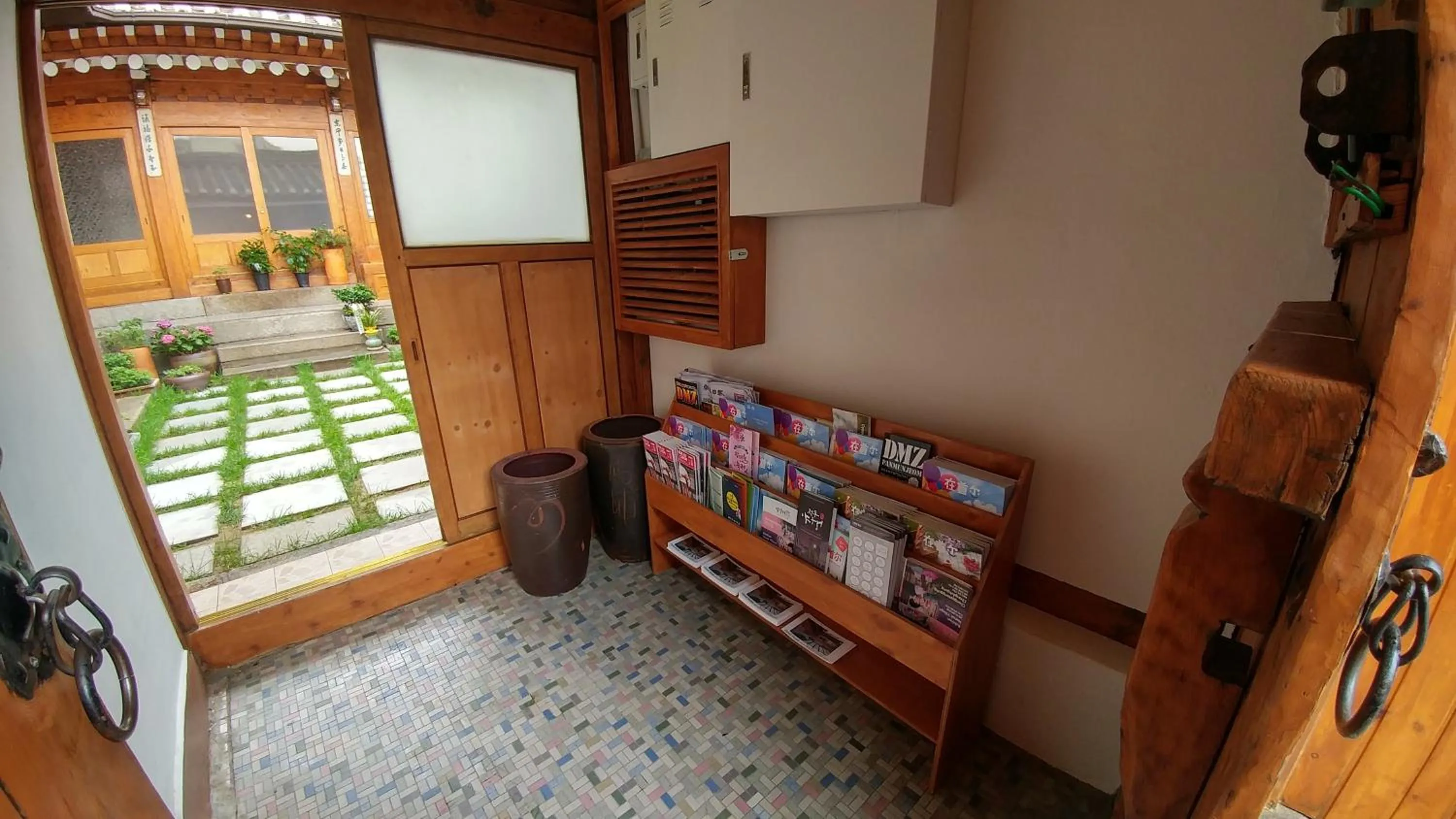 Decorative detail in Bukchon Sosunjae Guesthouse