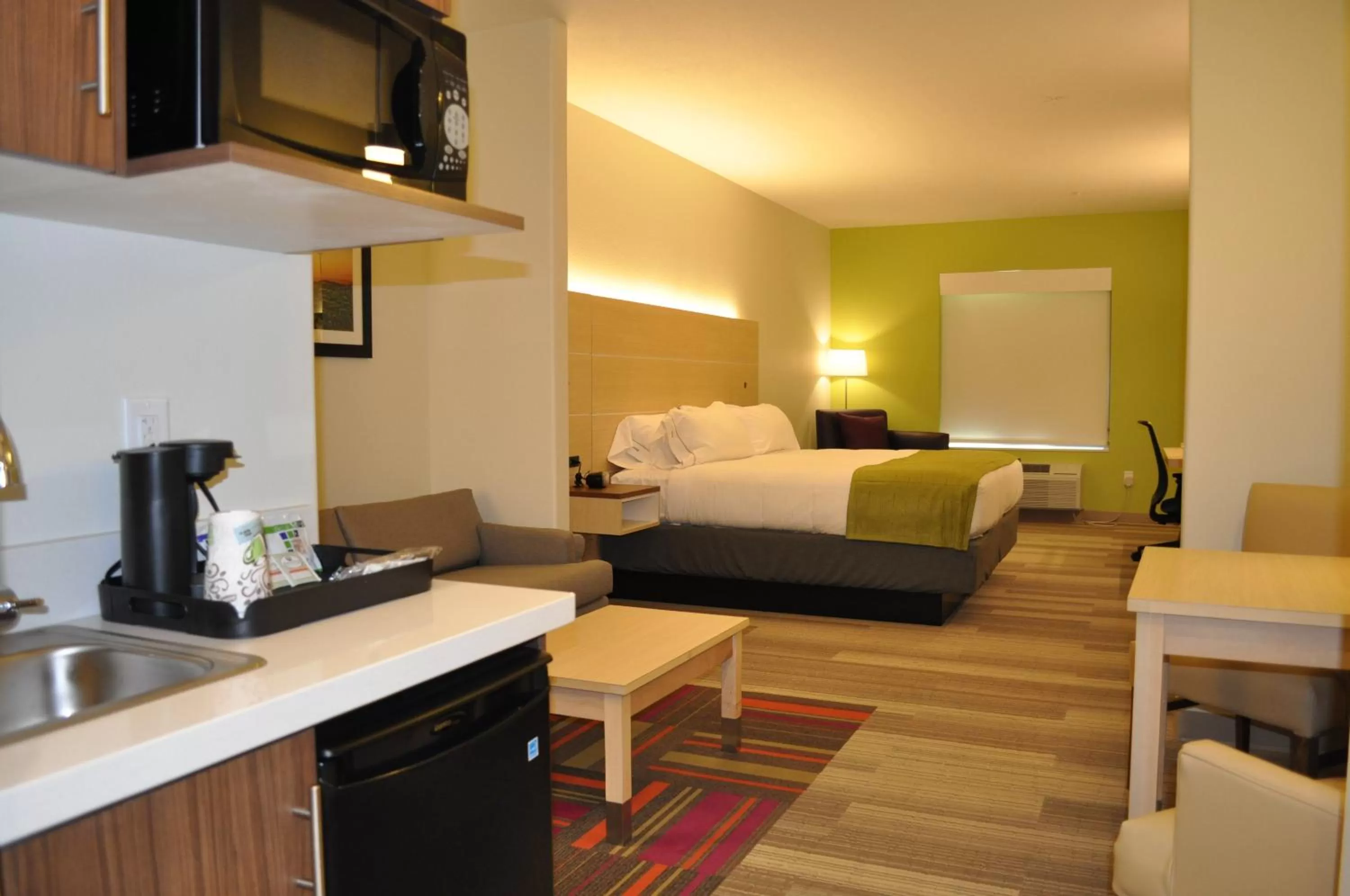 Bedroom, Bed in Holiday Inn Express & Suites Price by IHG