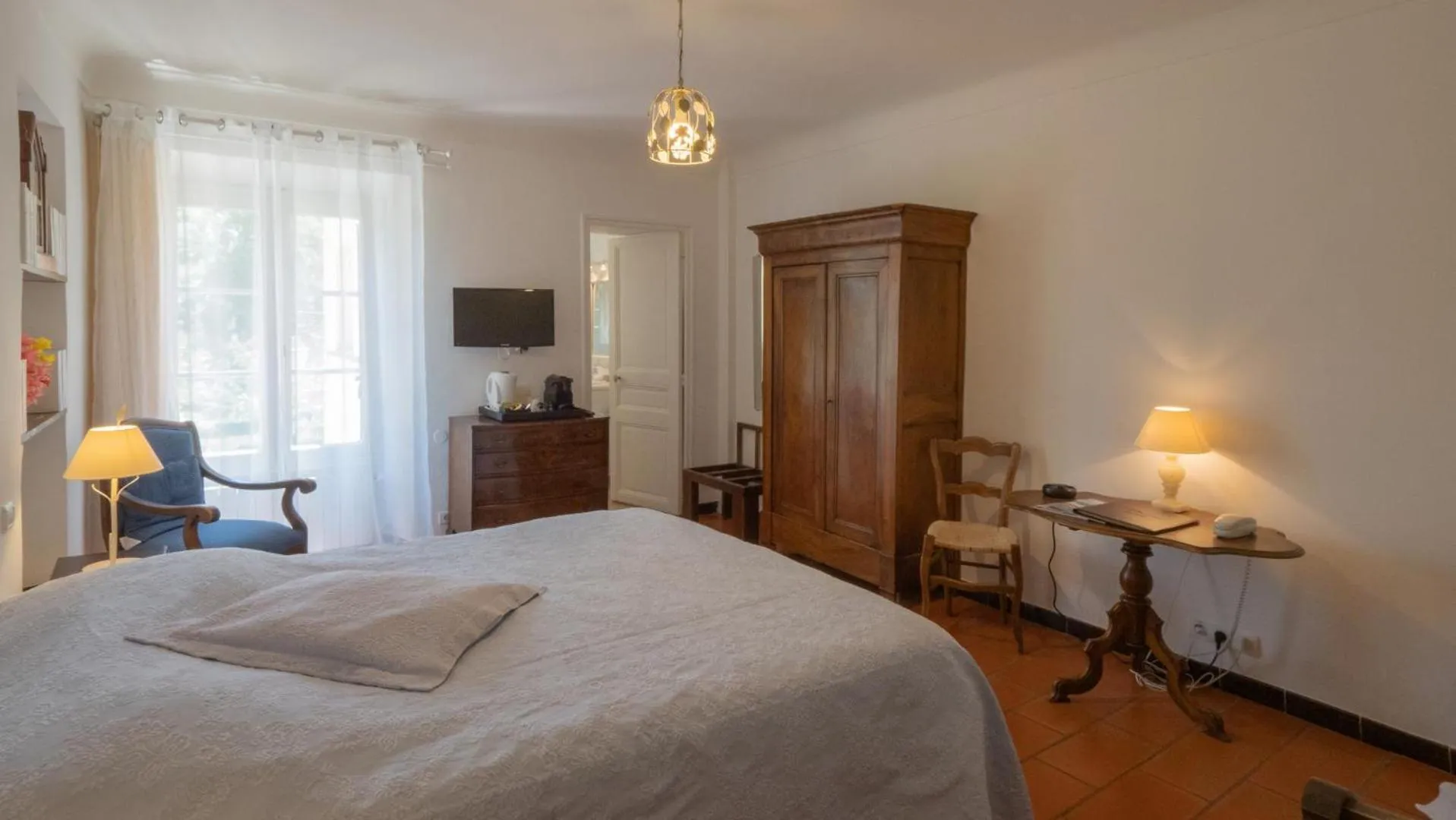 Bed in Hotel-Restaurant Le Moulin De La Camandoule