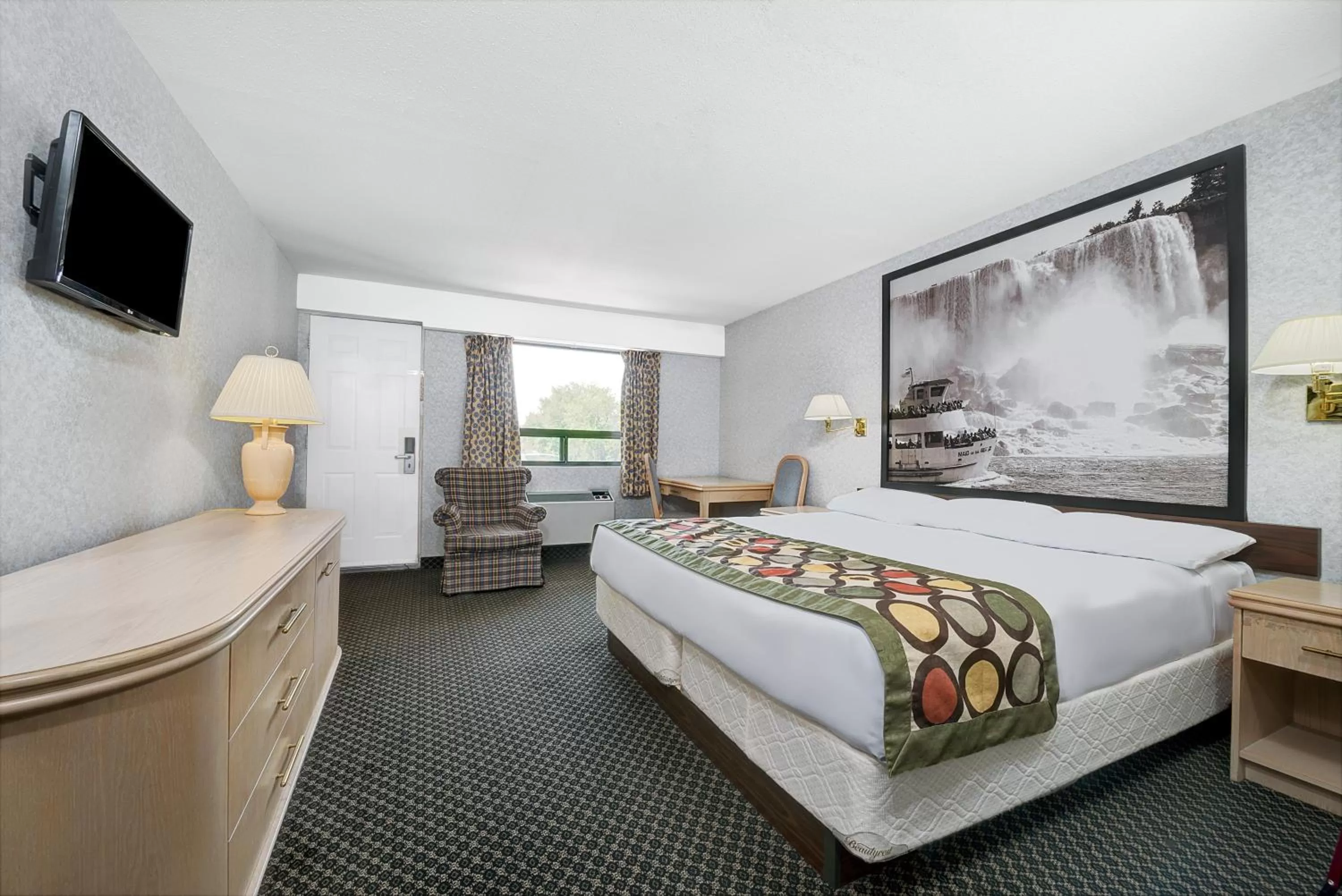 Photo of the whole room, Bed in Super 8 by Wyndham Niagara Falls North
