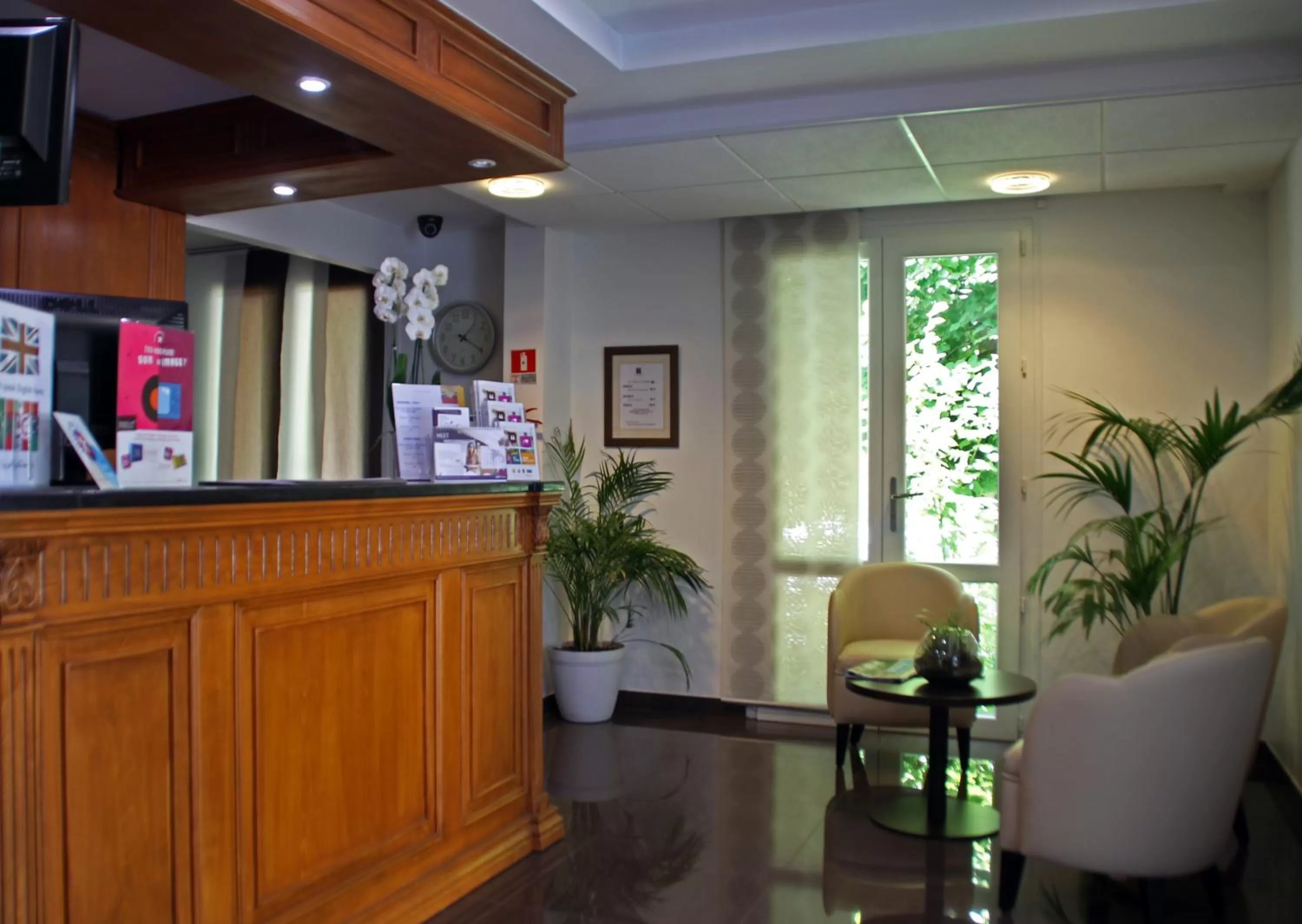 Staff in The Originals City, Hôtel Paris Sud, Orly-Draveil