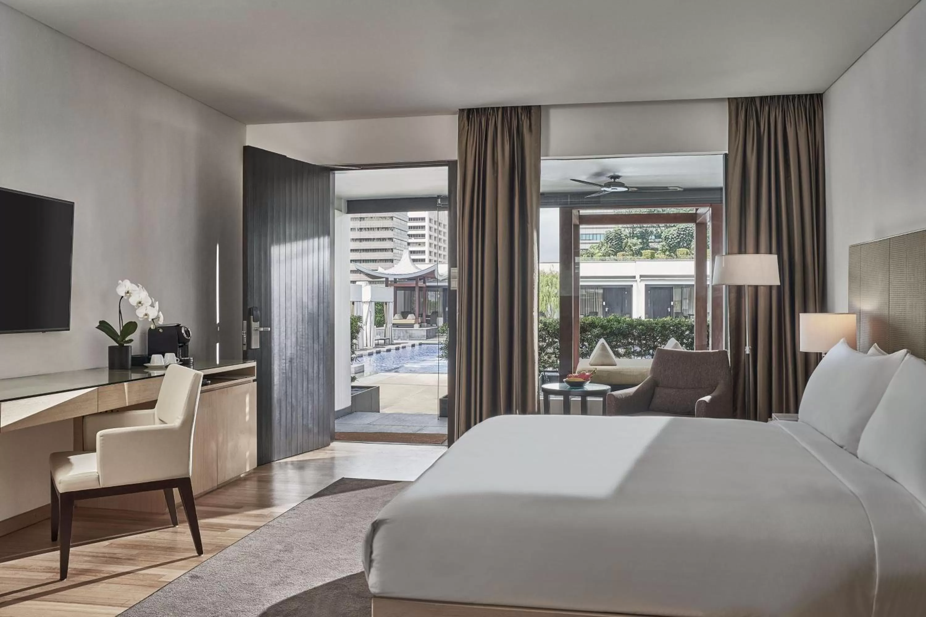 Swimming pool, Bed in Singapore Marriott Tang Plaza Hotel