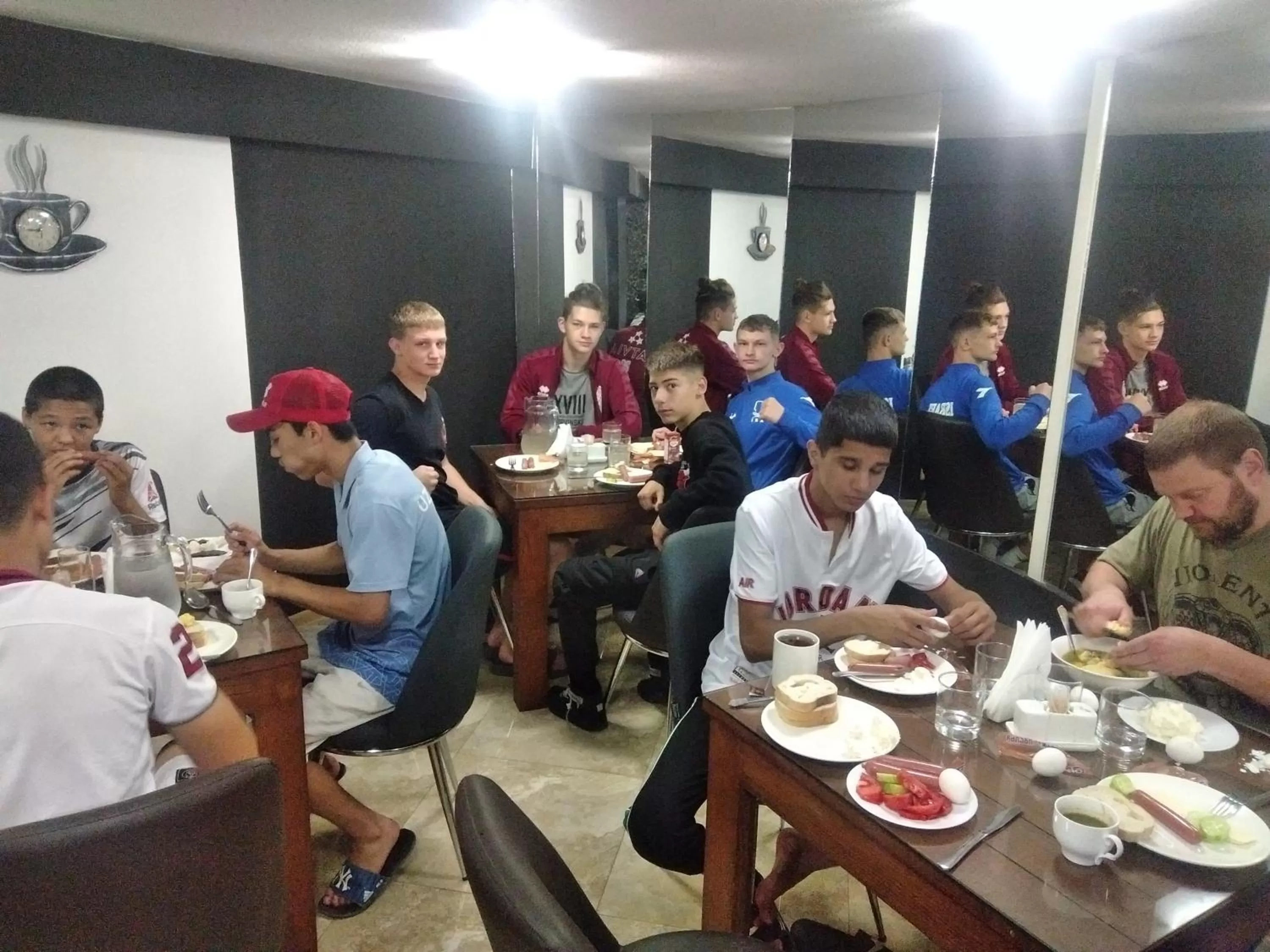 Restaurant/Places to Eat in Hotel Traveler