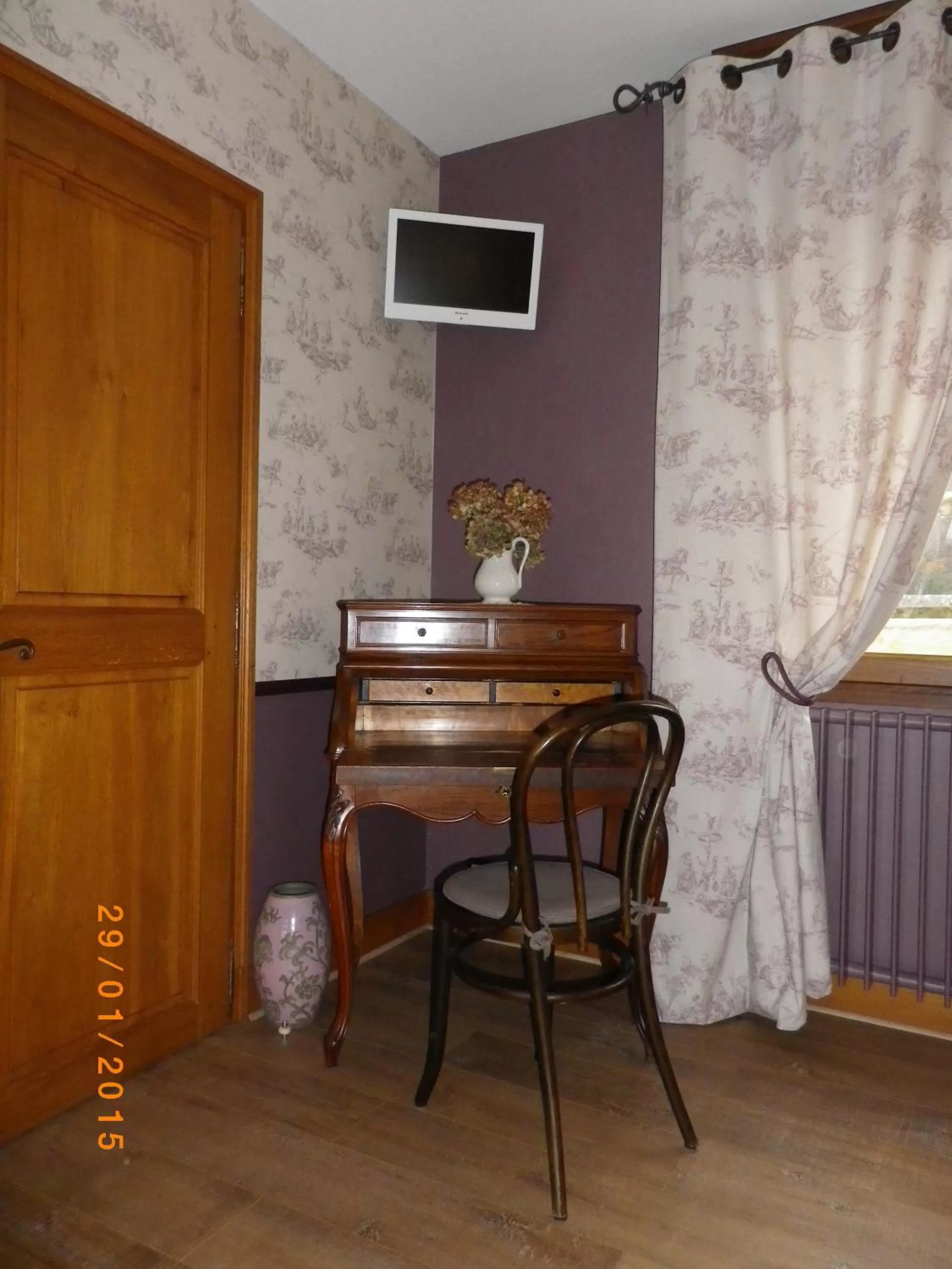 TV and multimedia in Chambres et Table d'Hôtes Les Machetières