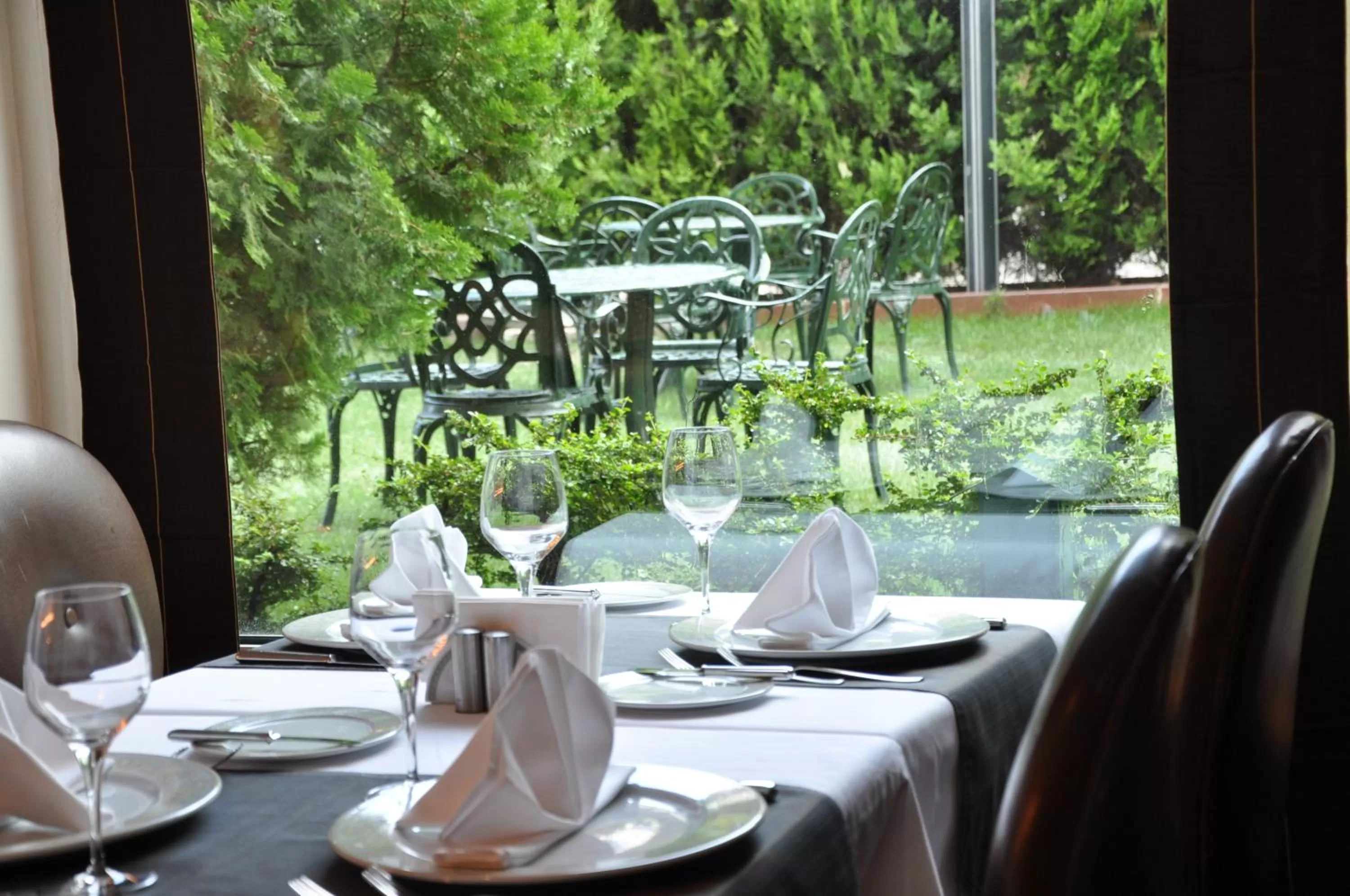 Restaurant/places to eat in Hotel Midi