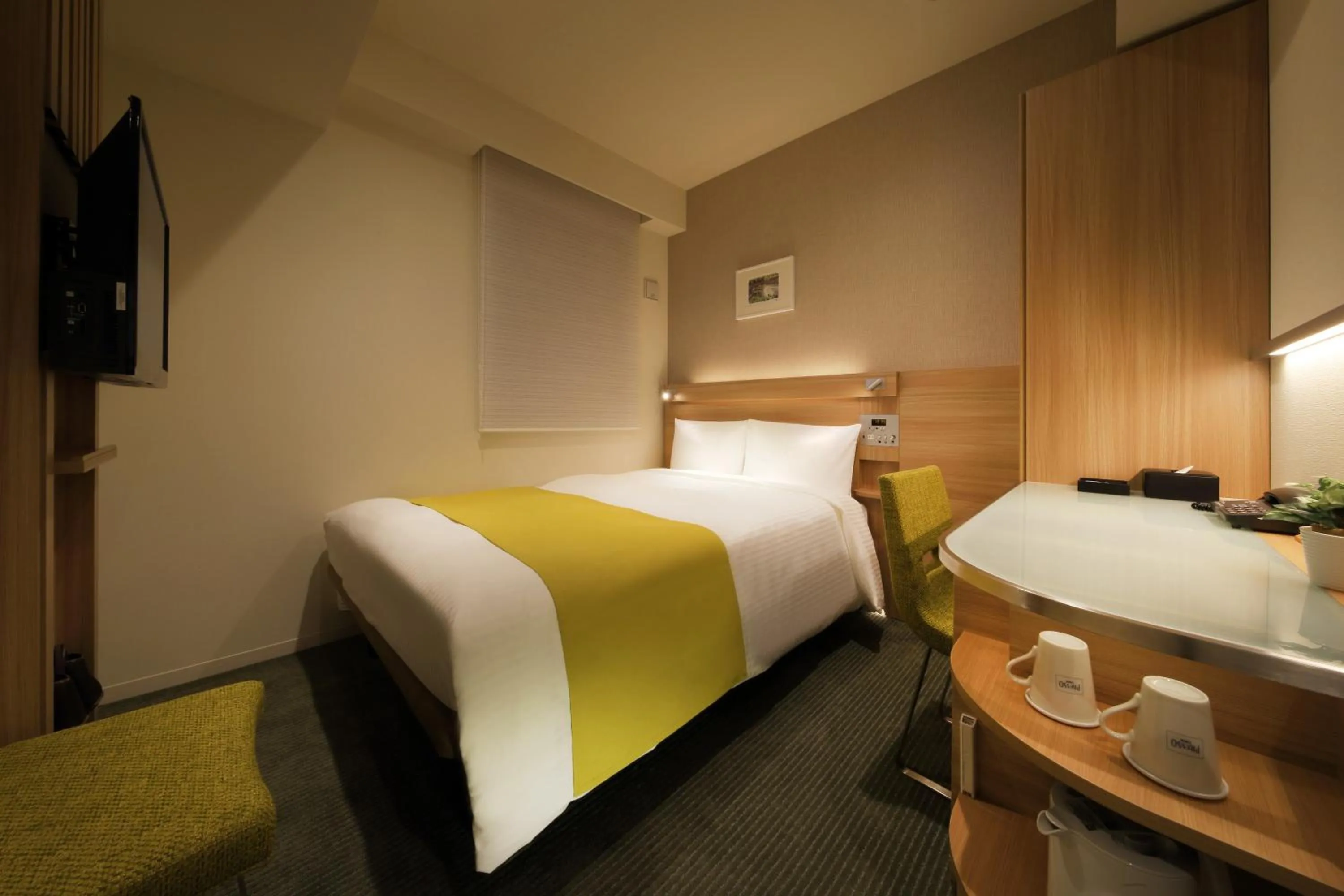 Property building, Bed in Keio Presso Inn Hamamatsucho