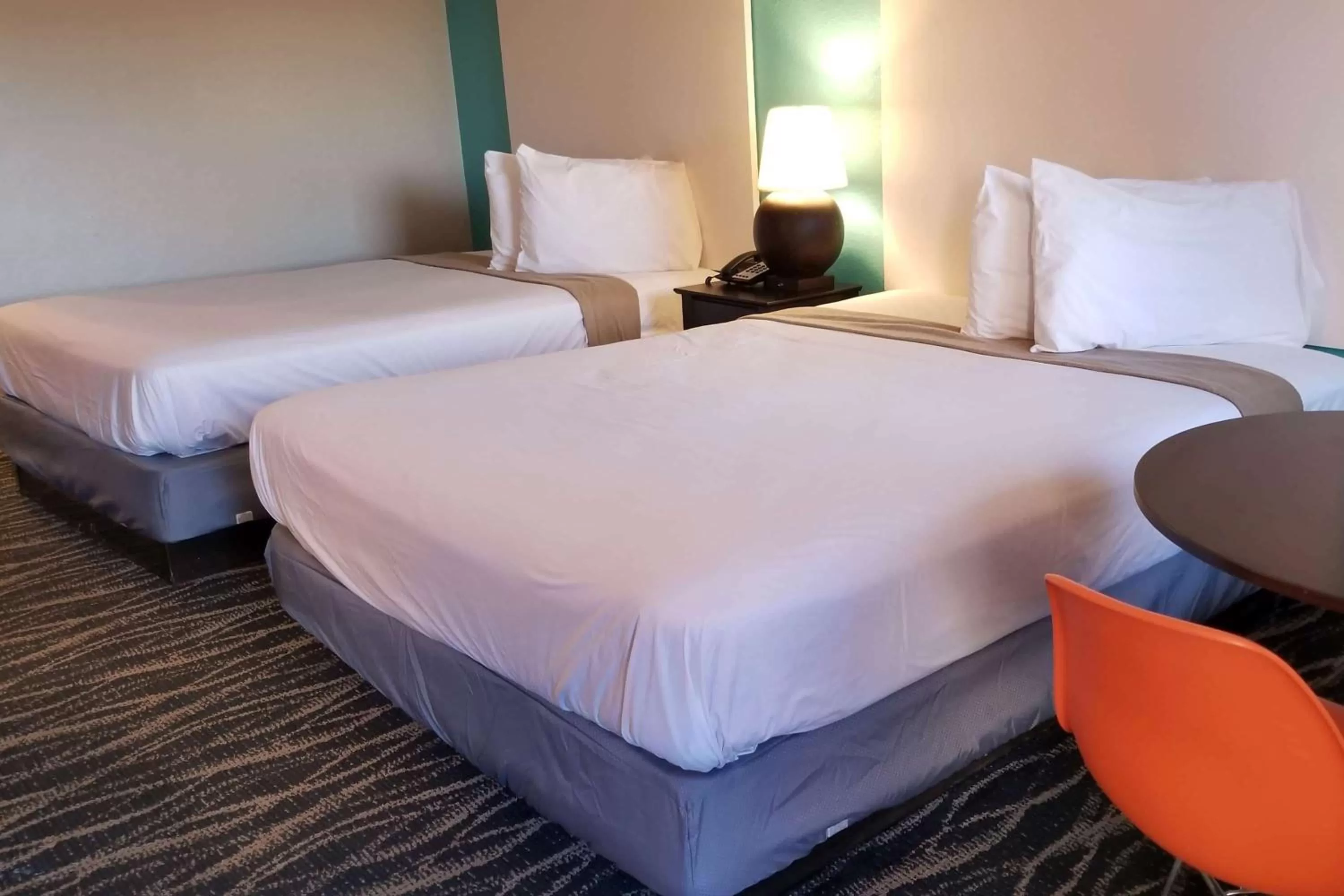 Photo of the whole room, Bed in Howard Johnson by Wyndham Houston Hobby Airport
