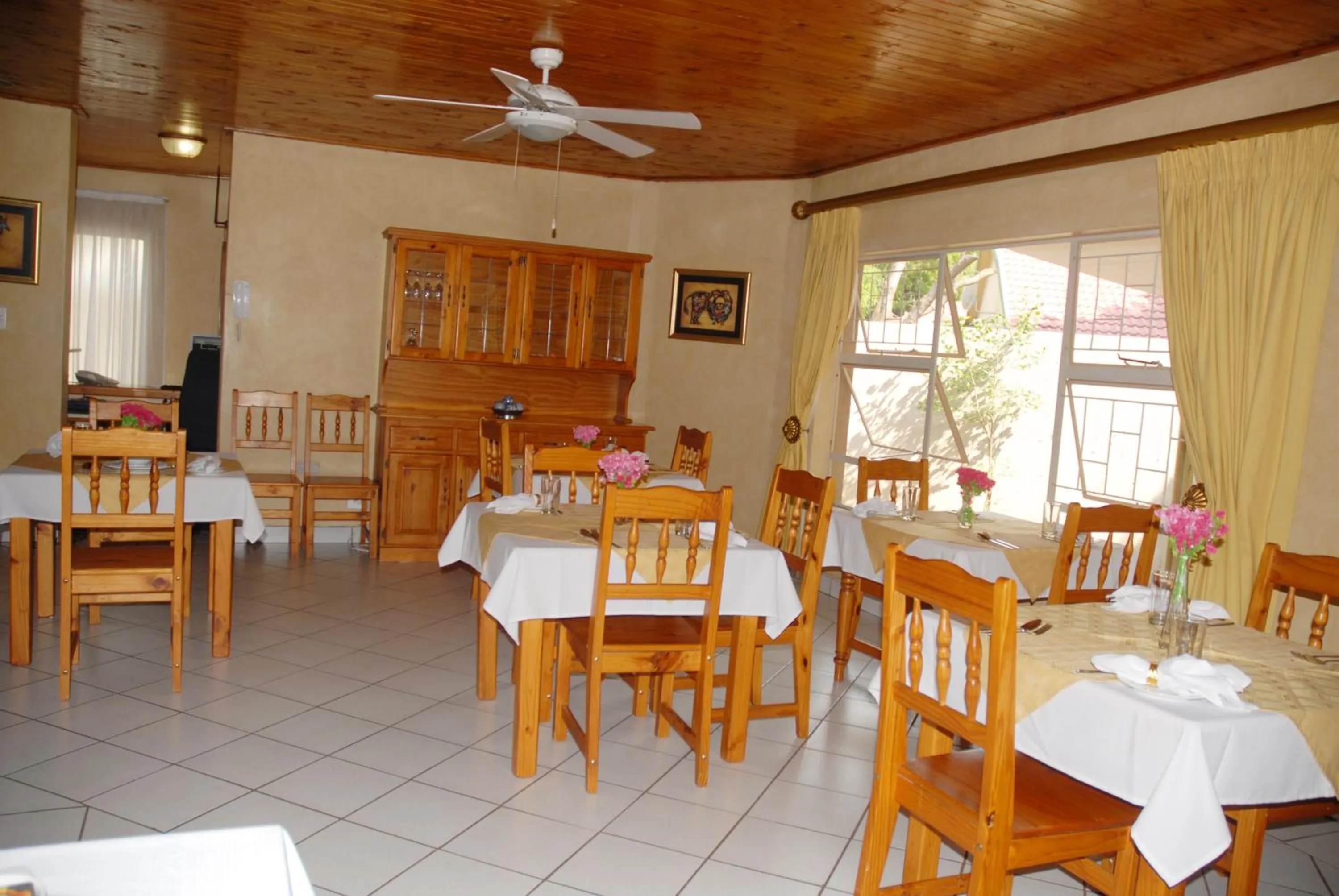 Restaurant/places to eat in Purple Olive Guest House