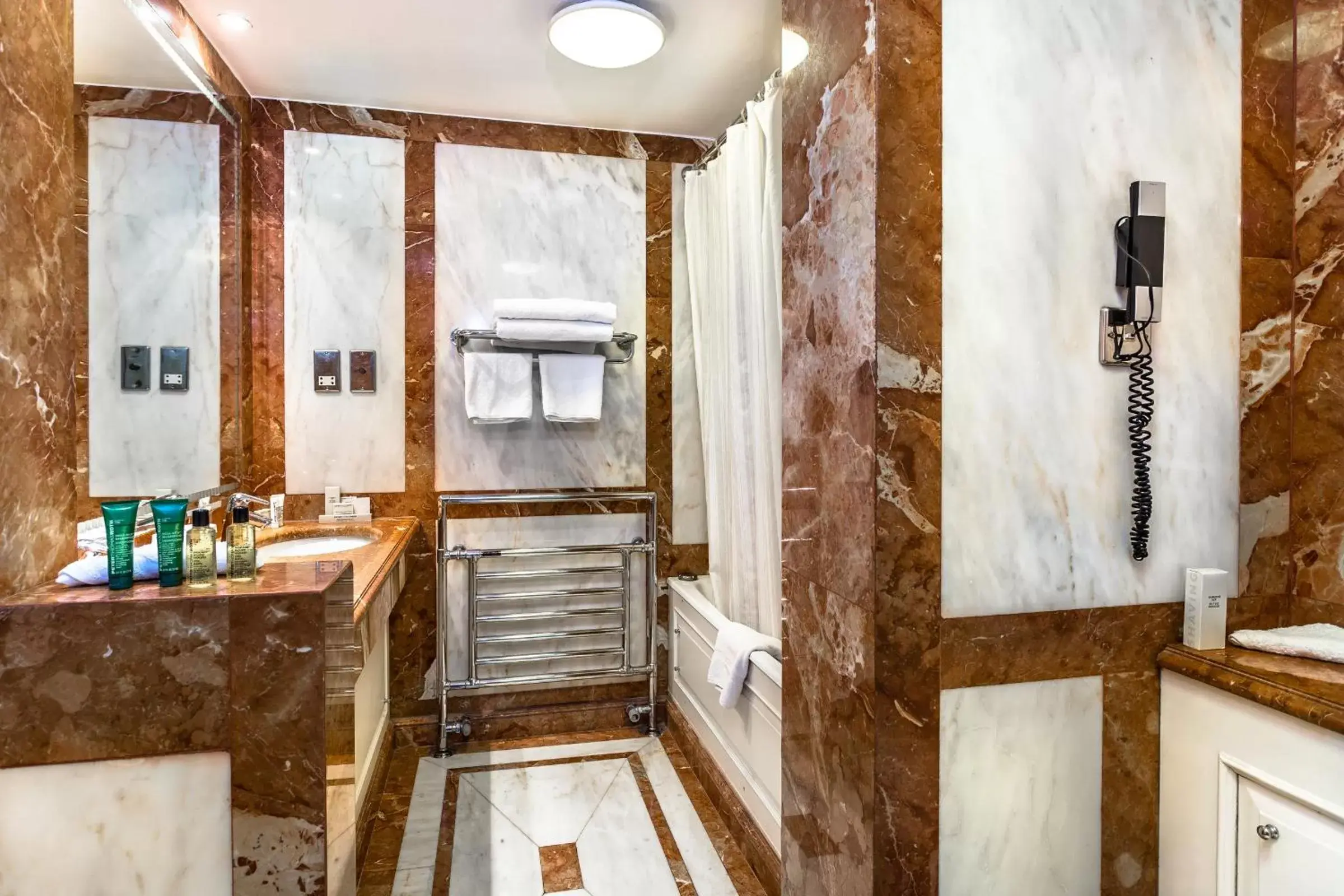 Deluxe Twin Room in Washington Mayfair Hotel Deluxe Twin Room in Washington Mayfair Hotel