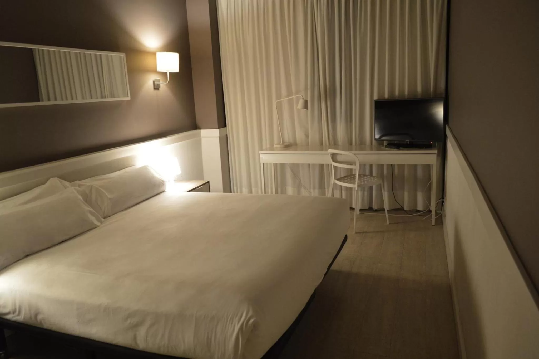 Bedroom, Bed in Paral·lel