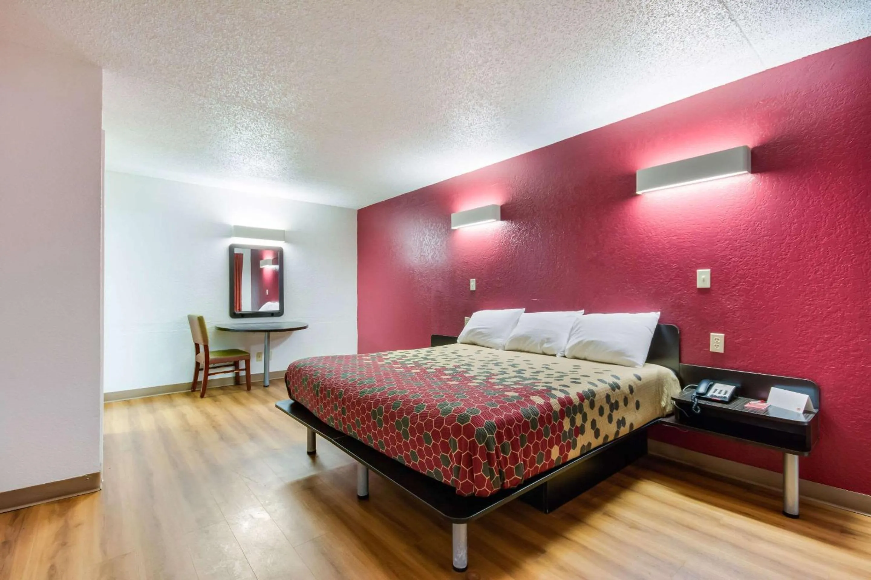 Photo of the whole room, Bed in Econo Lodge