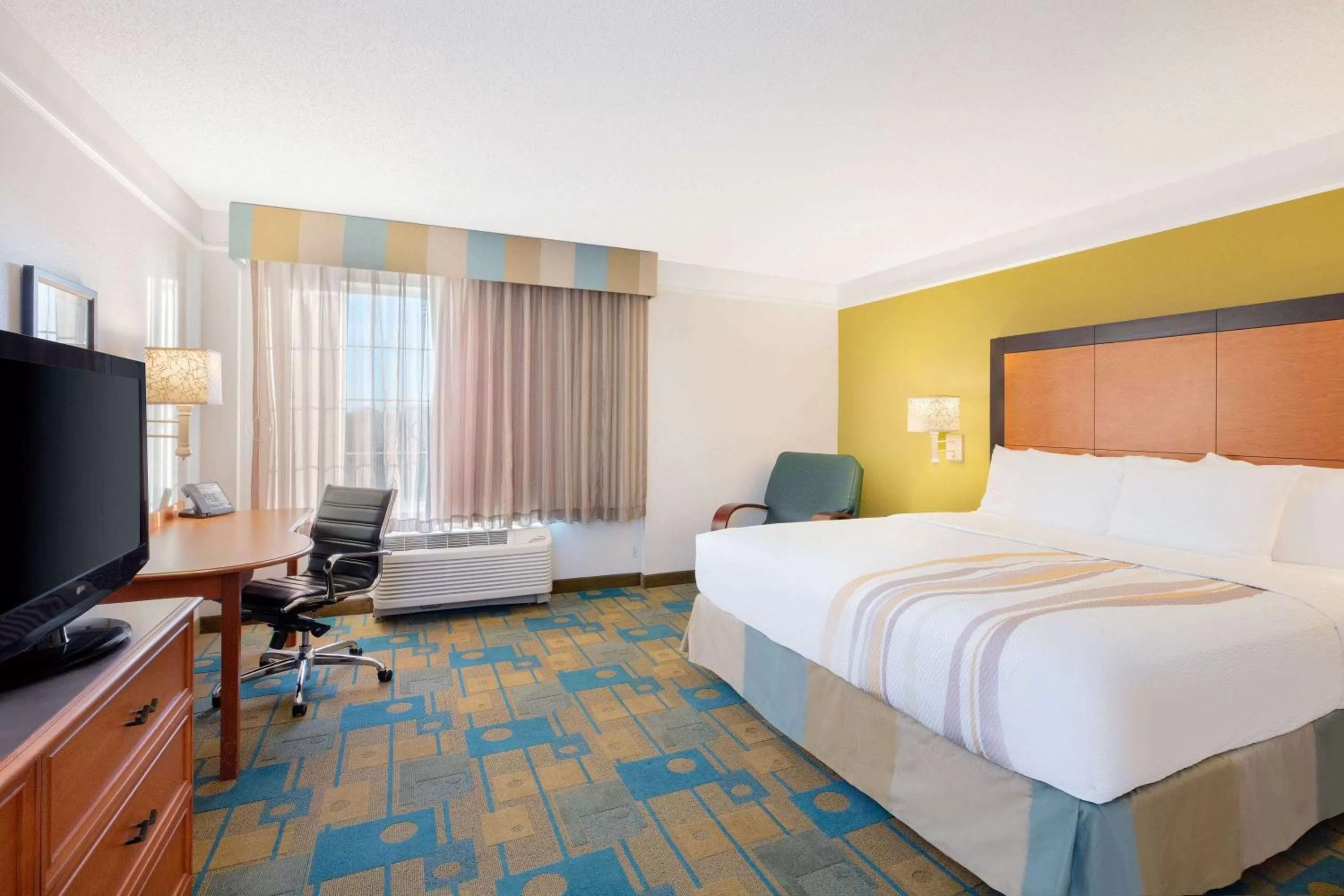 Photo of the whole room, Bed in La Quinta Inn and Suites by Wyndham, Ocala