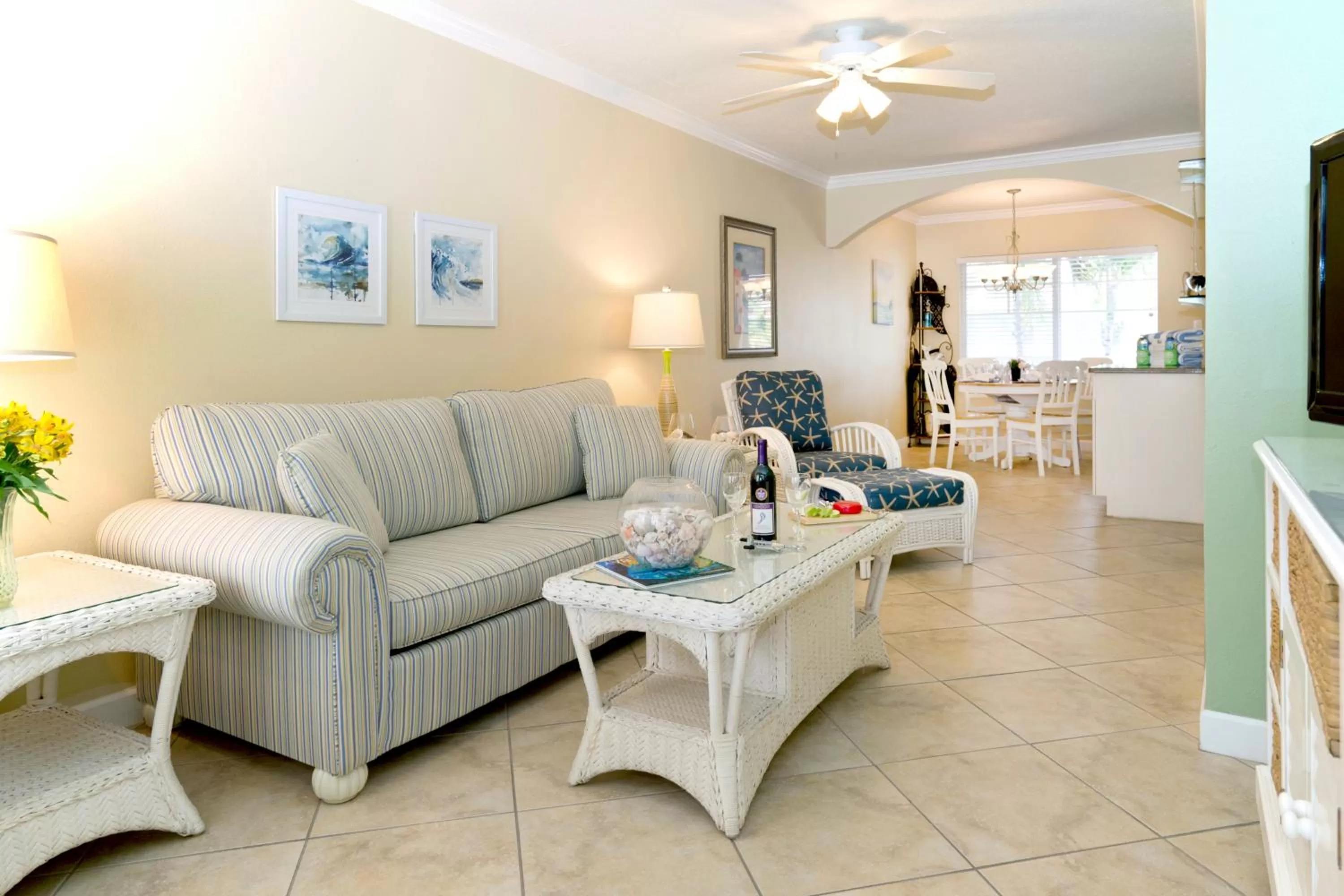 Living room in Barefoot Beach Resort