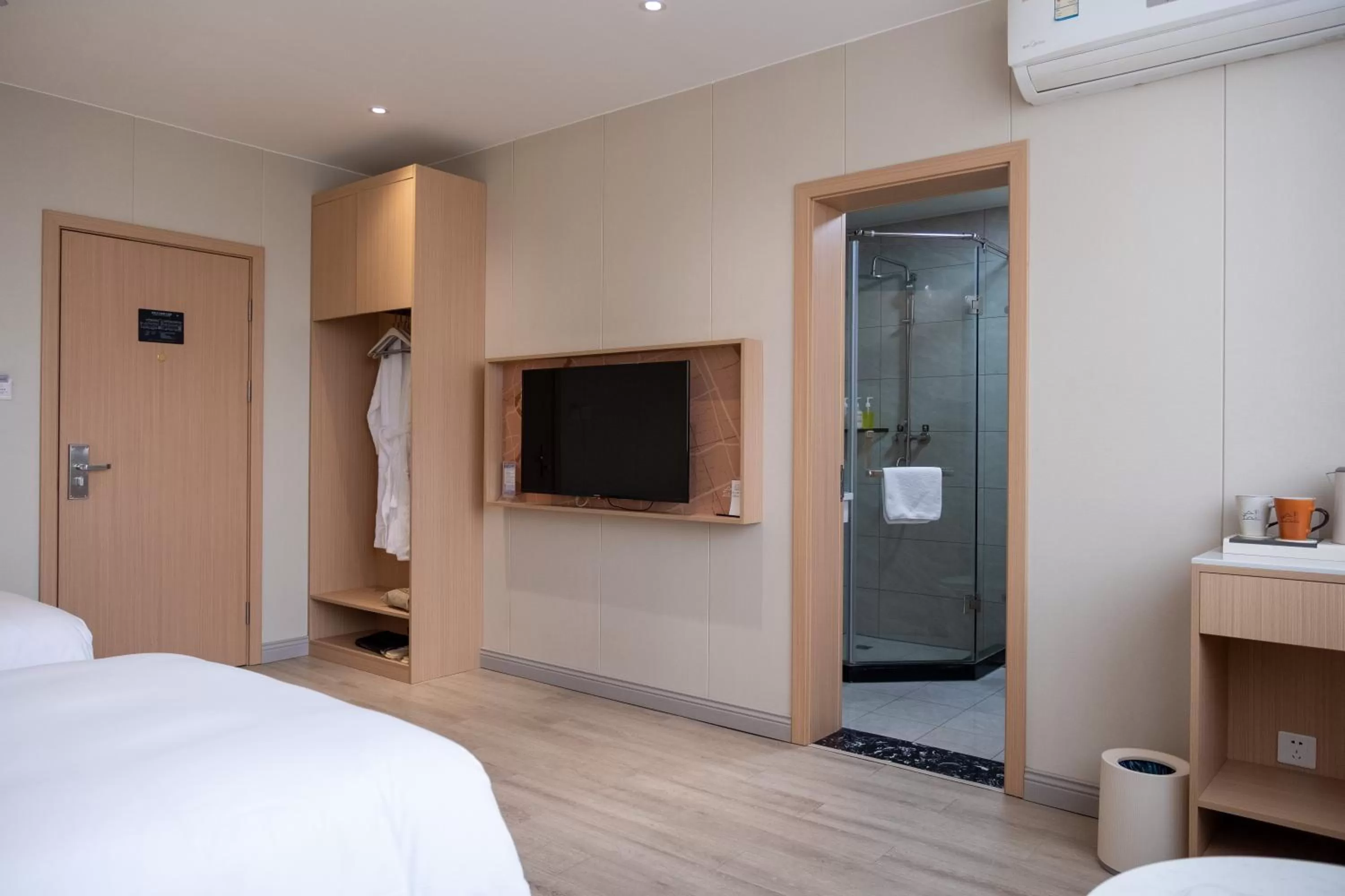 TV and multimedia, Bed in Shanghai JOYFUL YARD Hotel