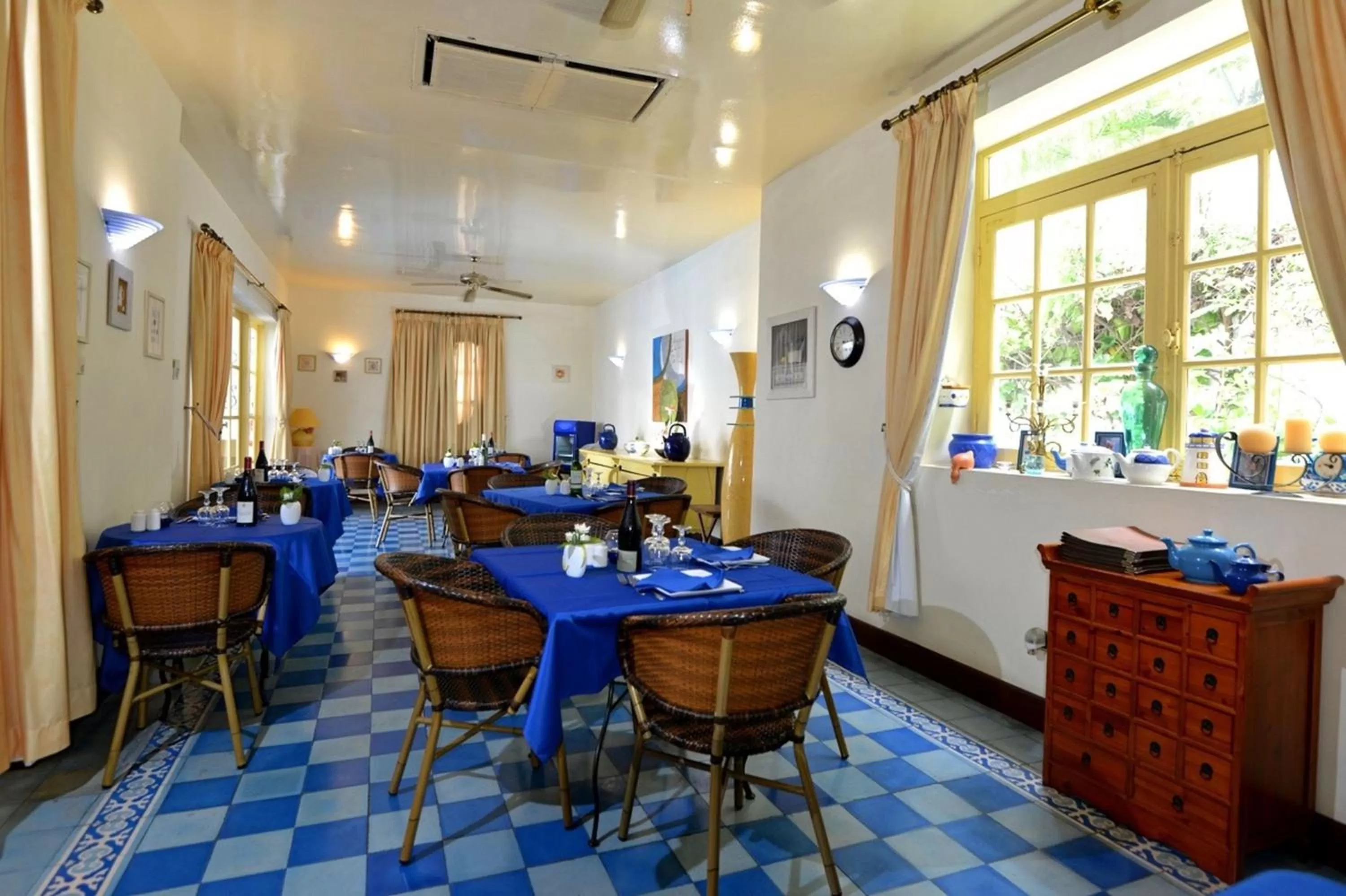 Restaurant/places to eat in Le Juliette Dodu- Le charme d'un monument historique