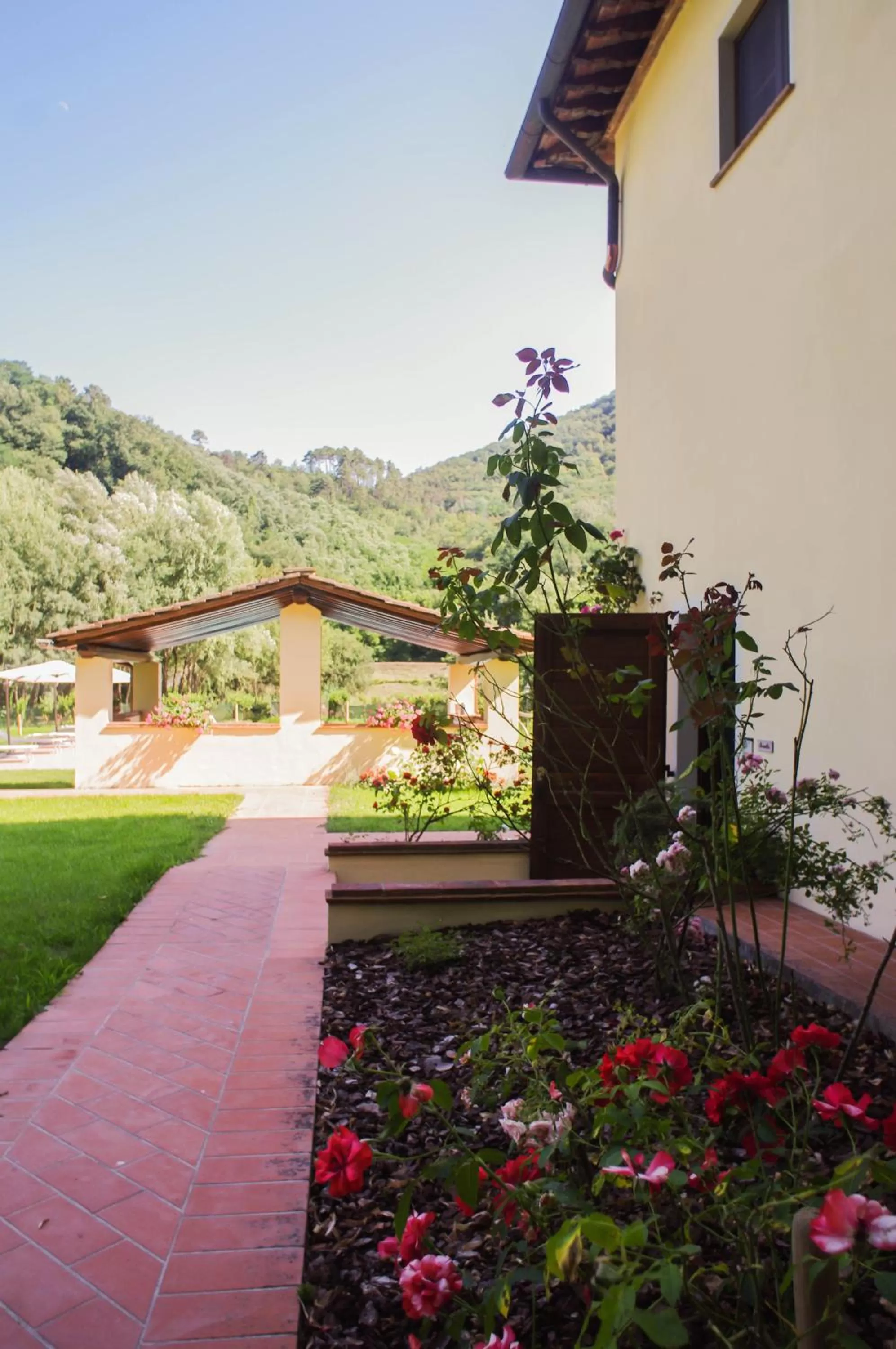 Garden in CASALE LA FATA -tipico toscano immerso nelle colline tra Lucca e Versilia, 6 appartamenti indipendenti