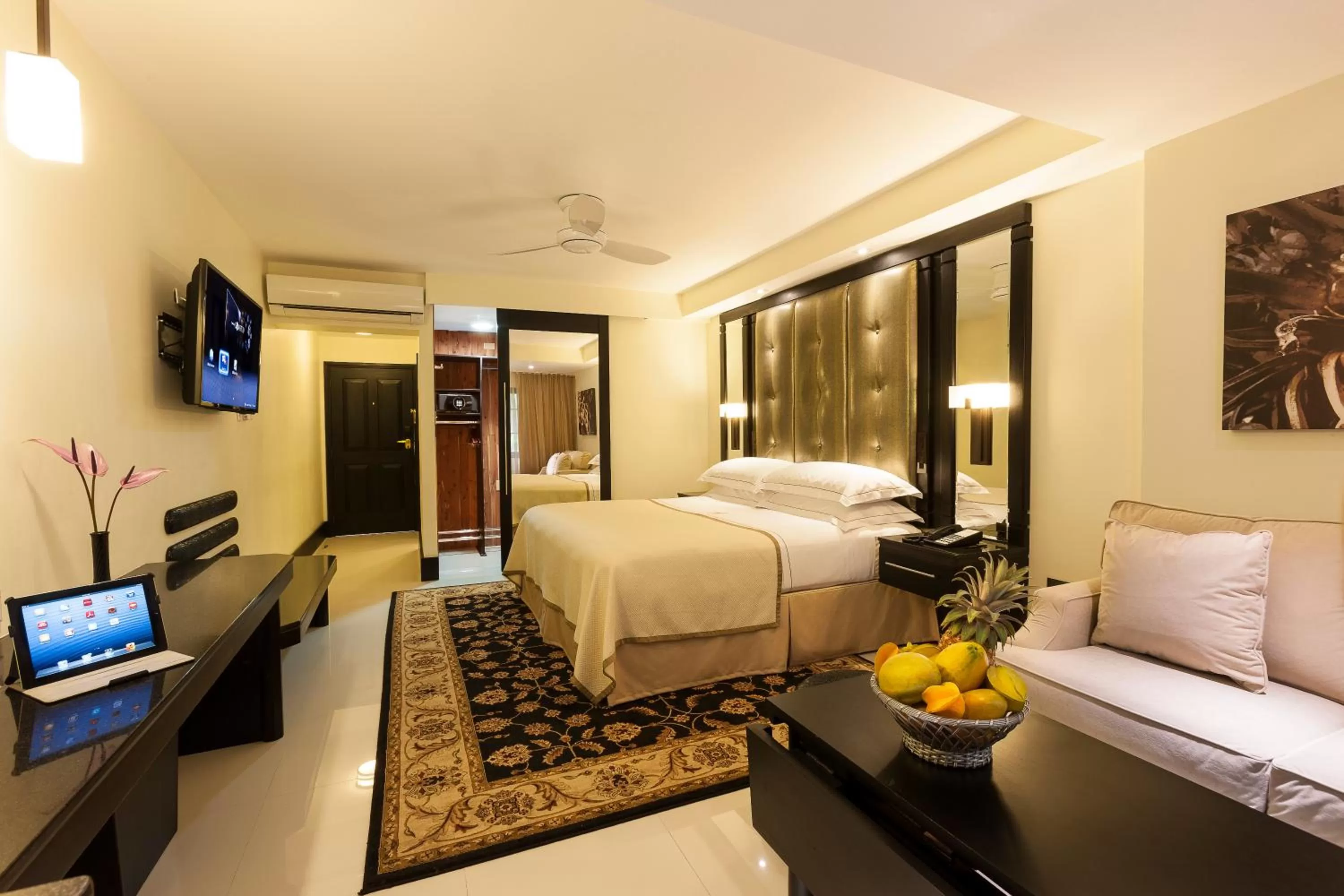 Photo of the whole room, Bed in Terra Nova, BW Premier Collection