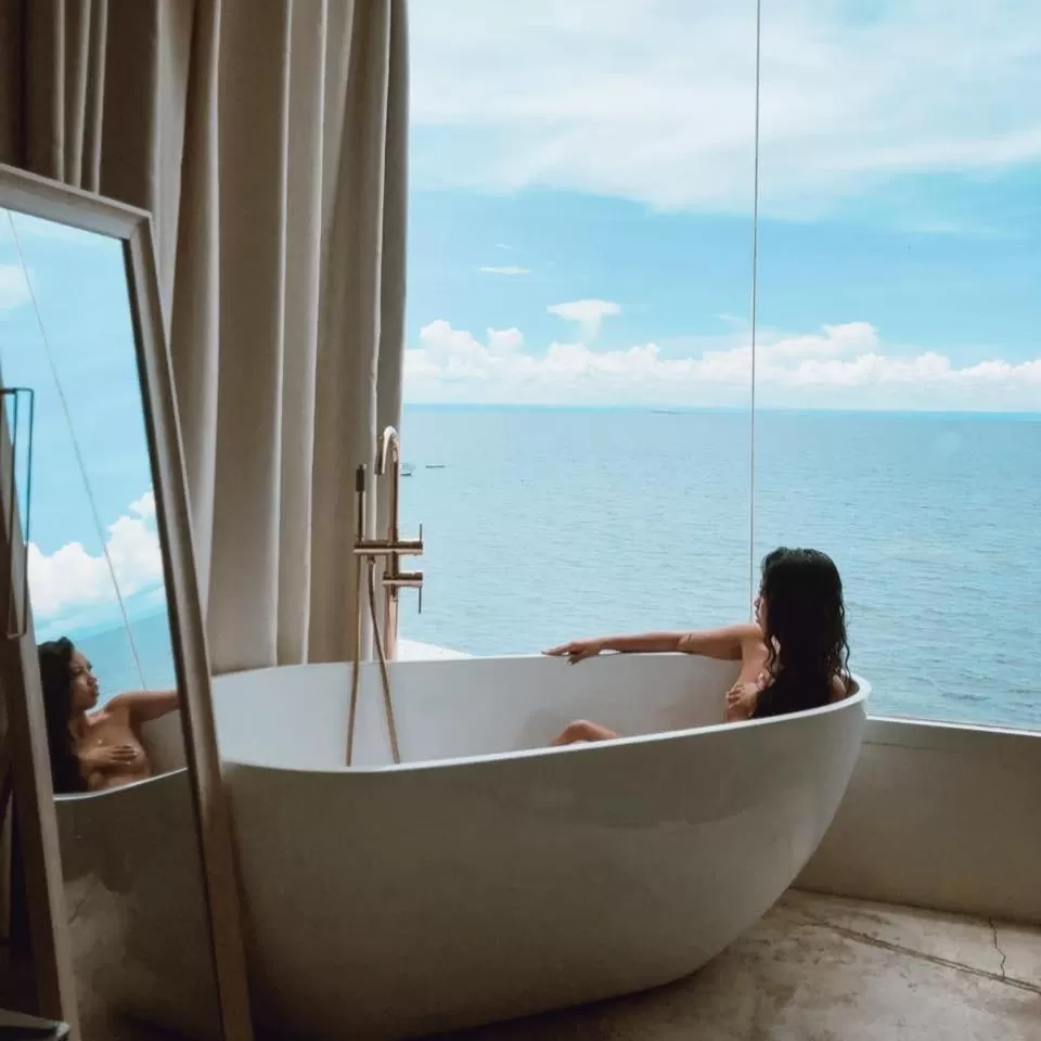 People in Sugarsea Inn & Dive shop