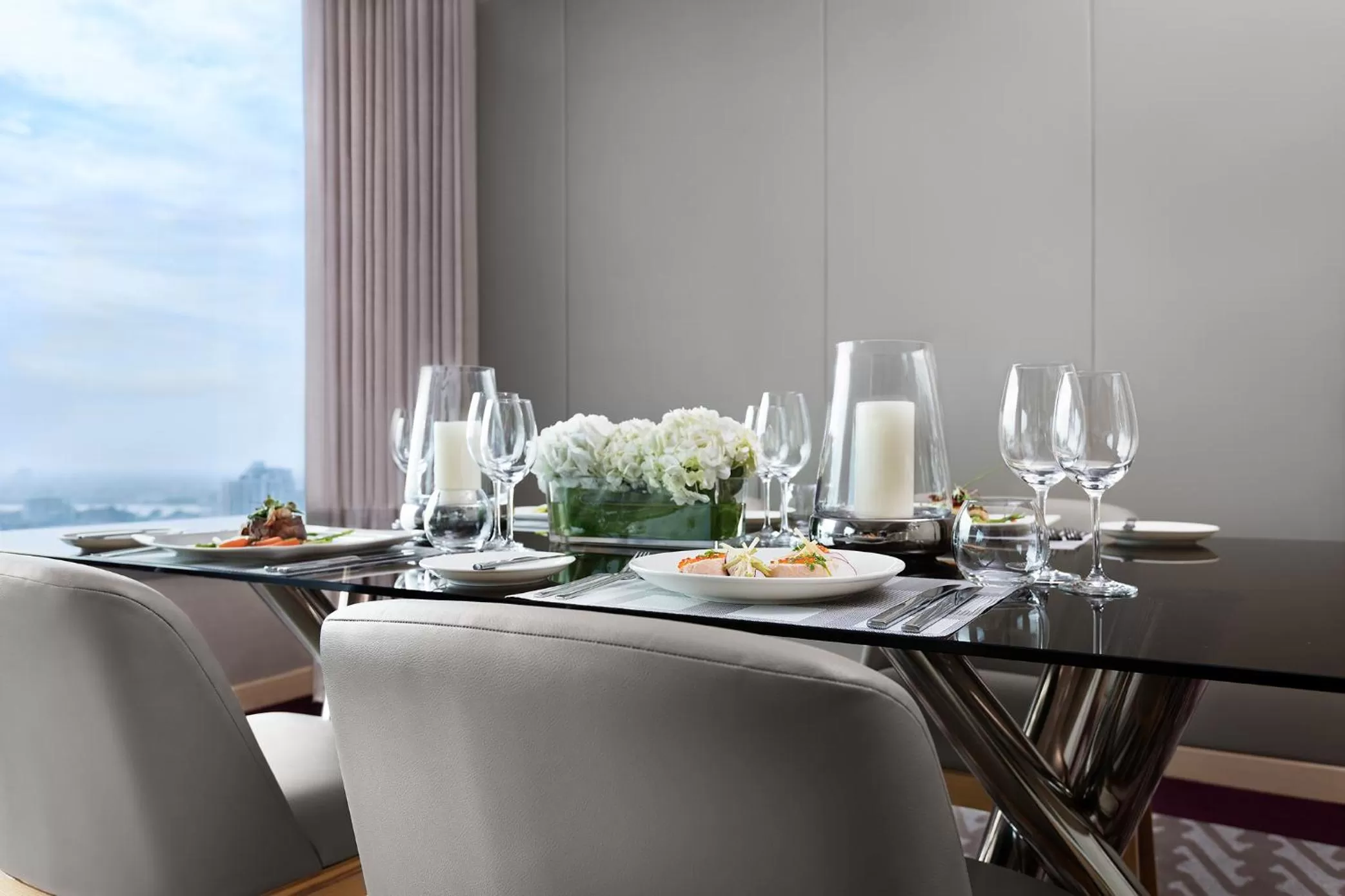 Dining area in Avani Plus Riverside Bangkok Hotel