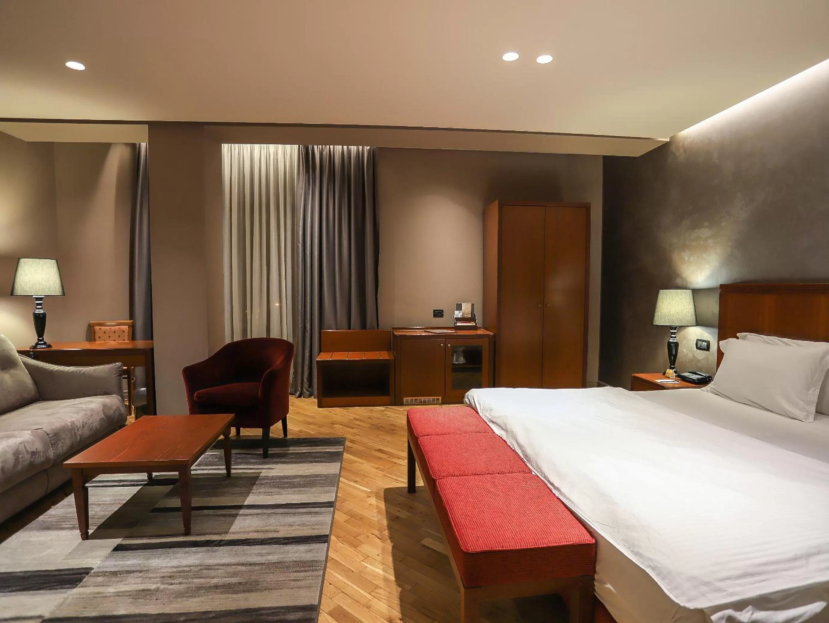 Bedroom, Bed in Mondial Hotel