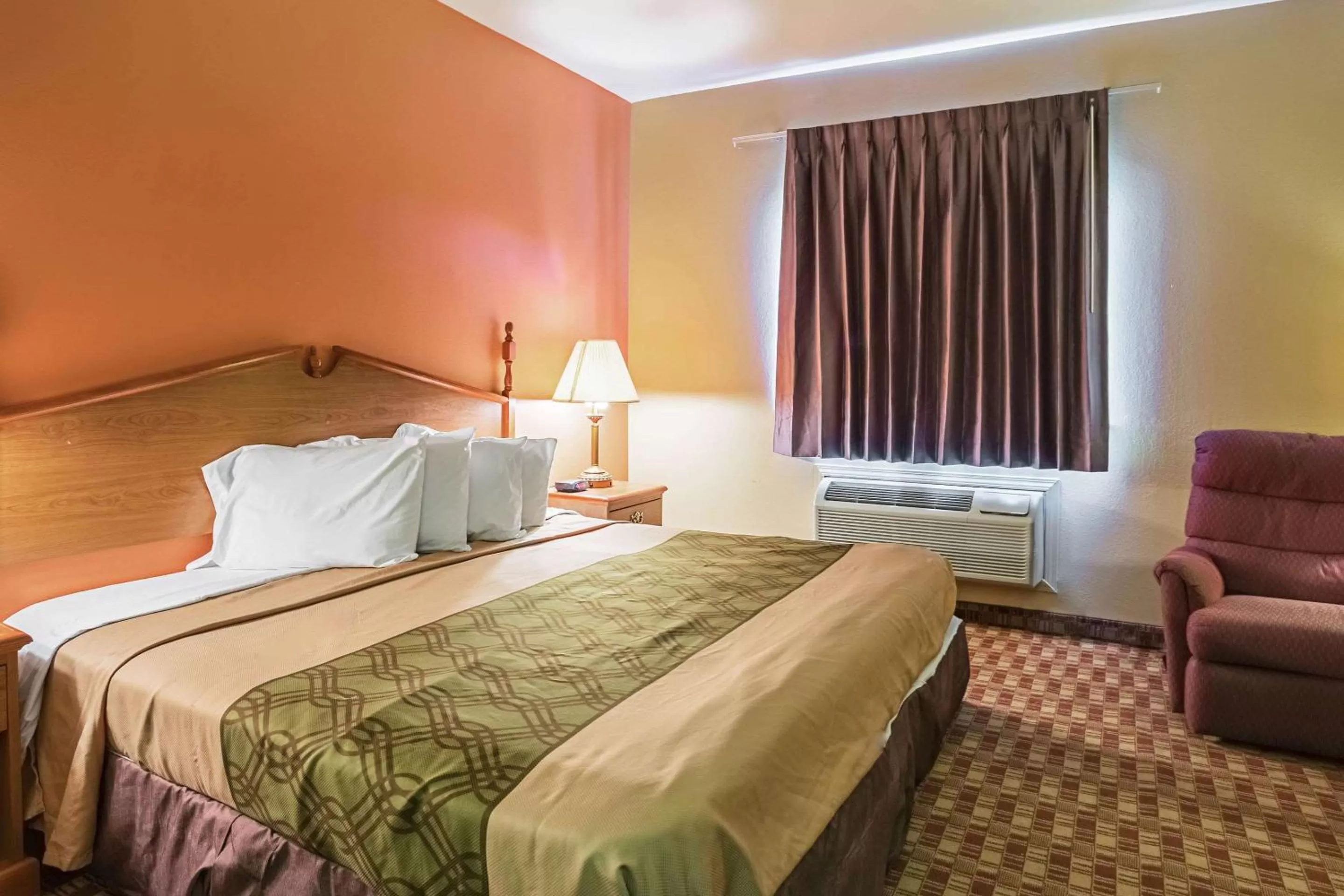 Photo of the whole room, Bed in Econo Lodge Inn & Suites Ripley