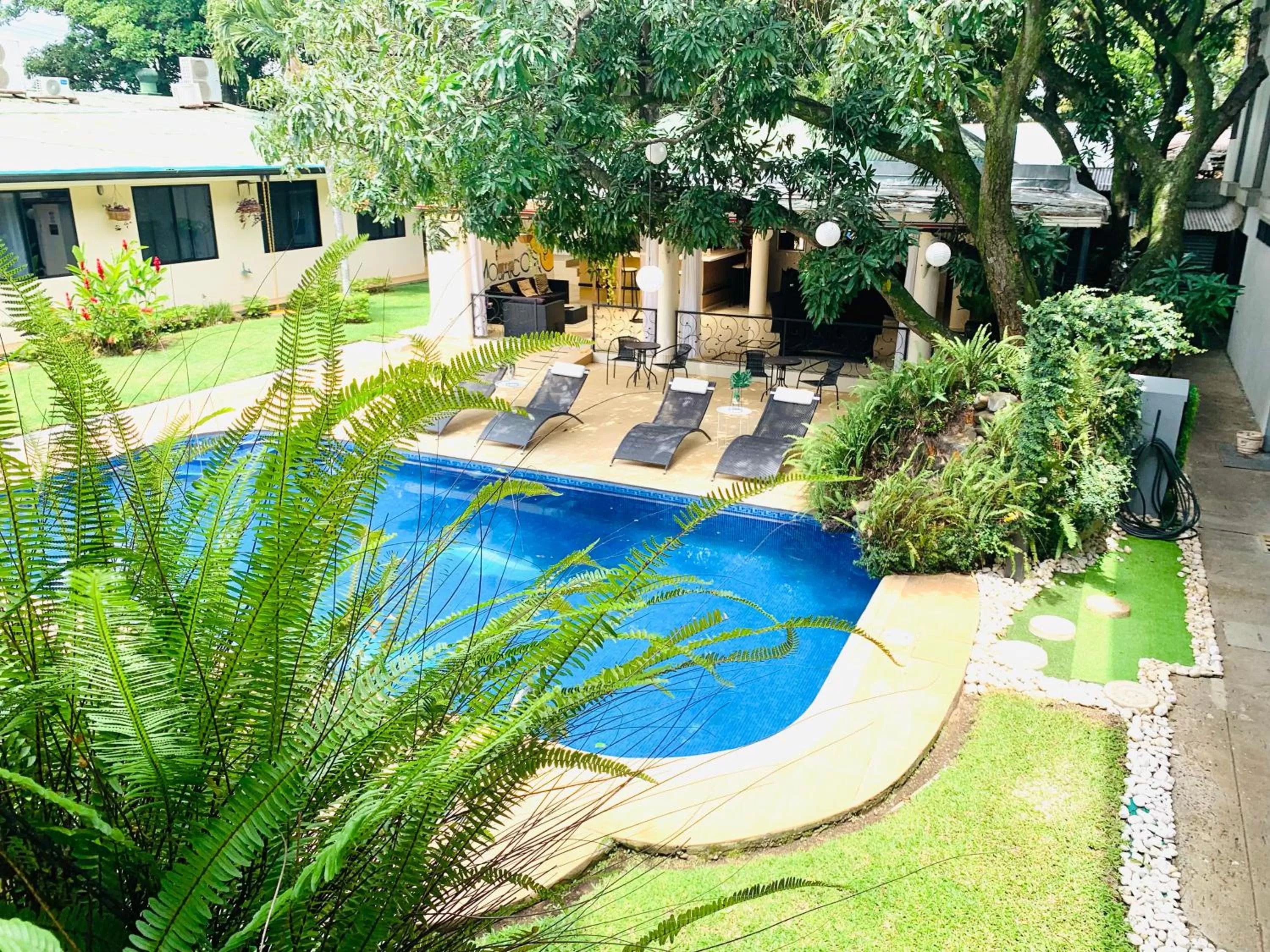 Swimming pool in Hotel Mango Airport