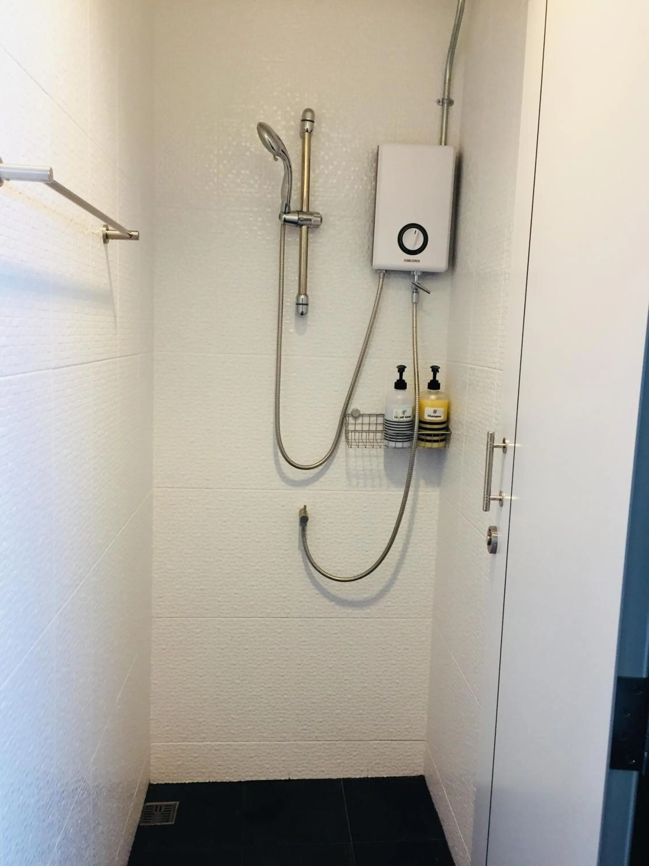 Shower in Baan Lung Poshtel