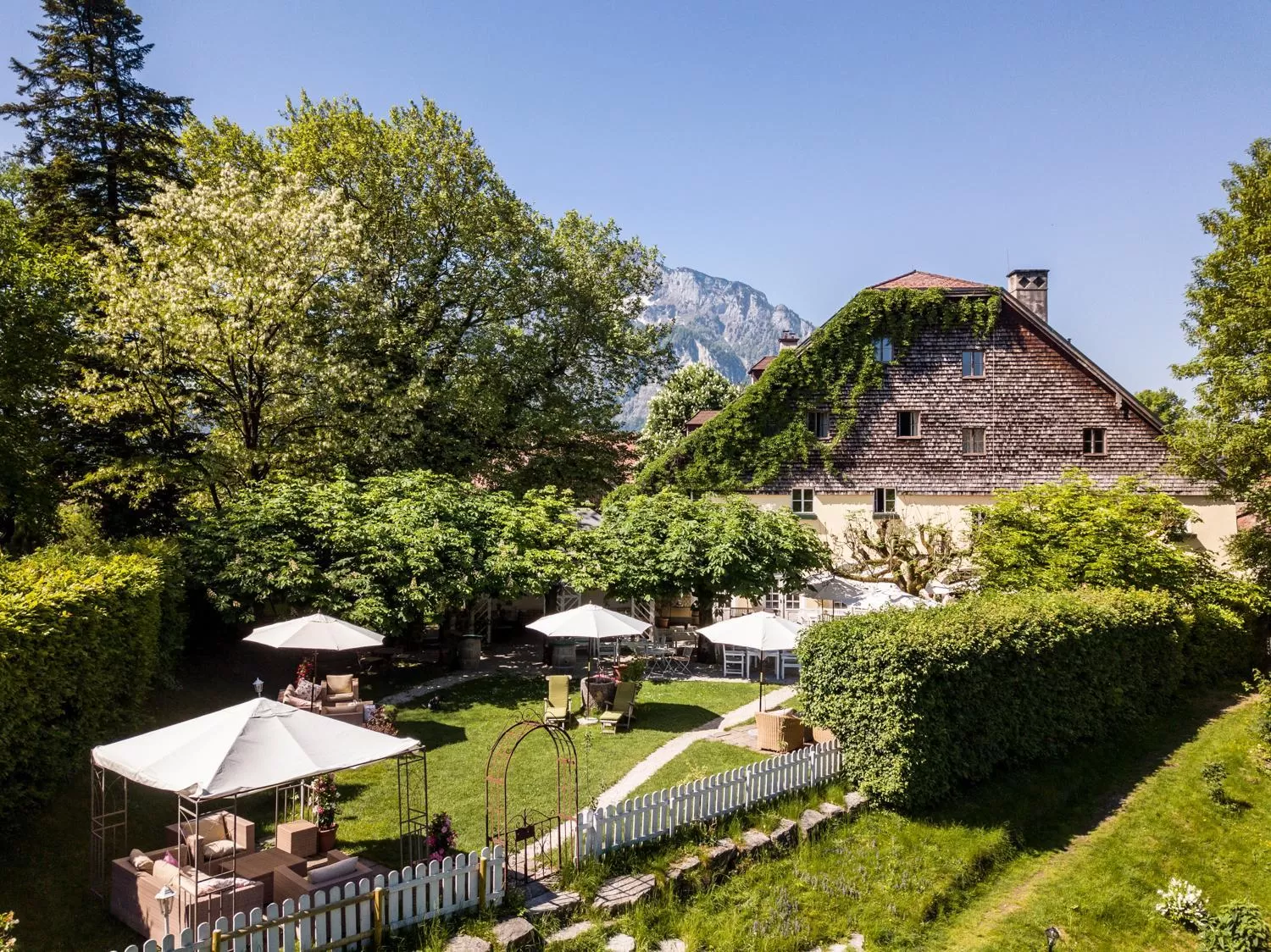Property building in Der Schlosswirt zu Anif - Biedermeierhotel und Restaurant