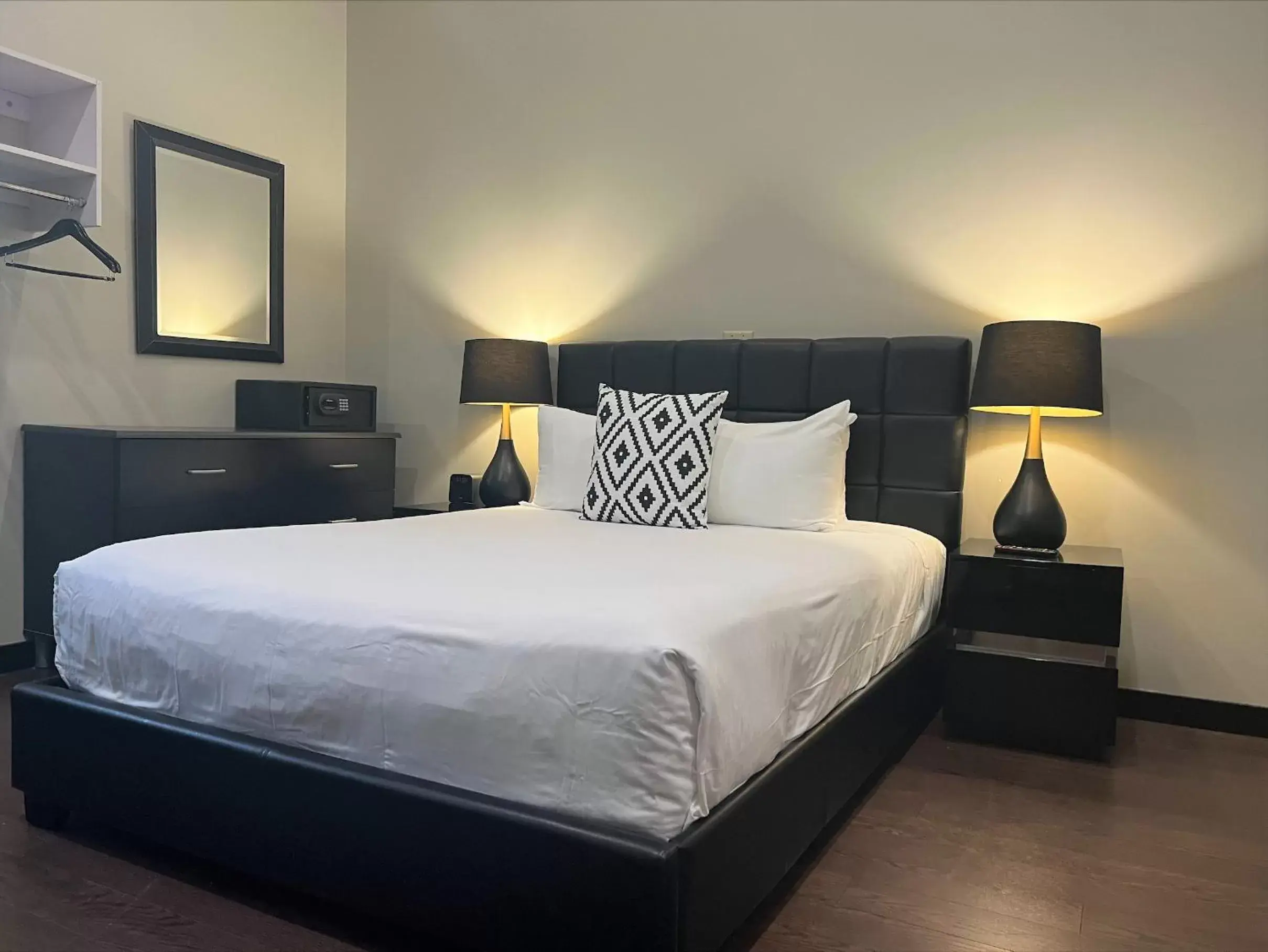 Queen Room in Cachet Boutique Hotel NYC Queen Room in Cachet Boutique Hotel NYC